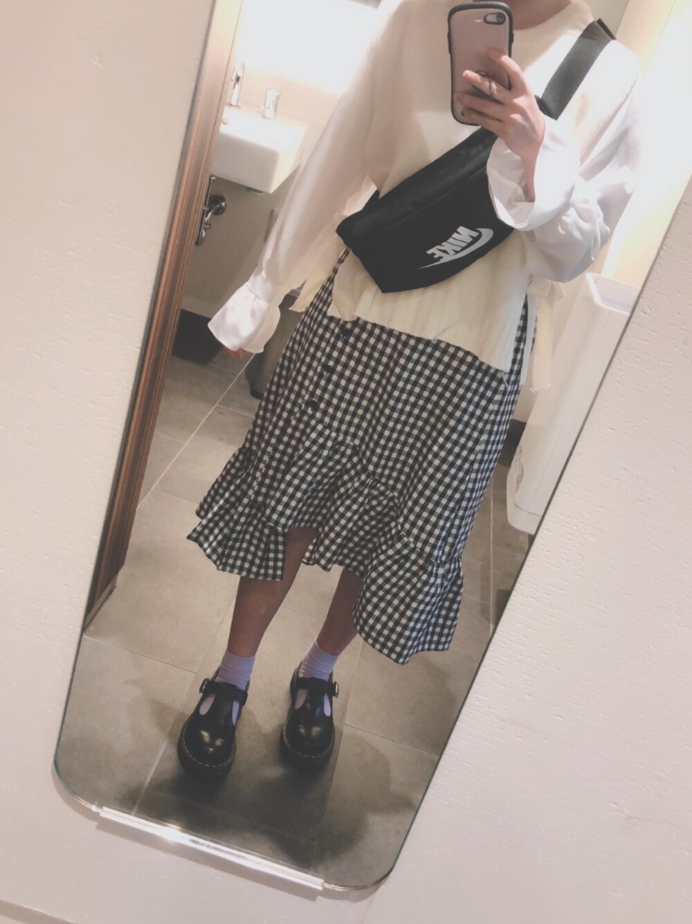 「カジュアルコーデ、低身長コーデ、プチプラ、ロングスカート、ホワイトコーデ、ブラウス、春コーデ、ガーリー、シンプル」｜「GRLのギンガムチェックフリルマーメイドスカート（スカート、ブラック系）」を使った、cocoさん（レディース・154cm）の春コーディネートの1枚目の写真