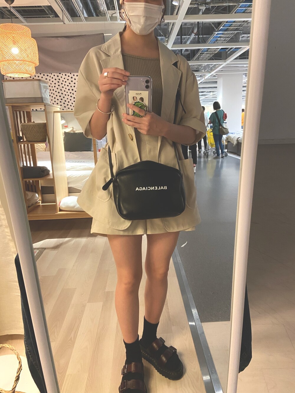 ベージュ系のセットアップ、ブラウン系のサンダルを着用したレディースの夏コーディネートの1枚目の写真