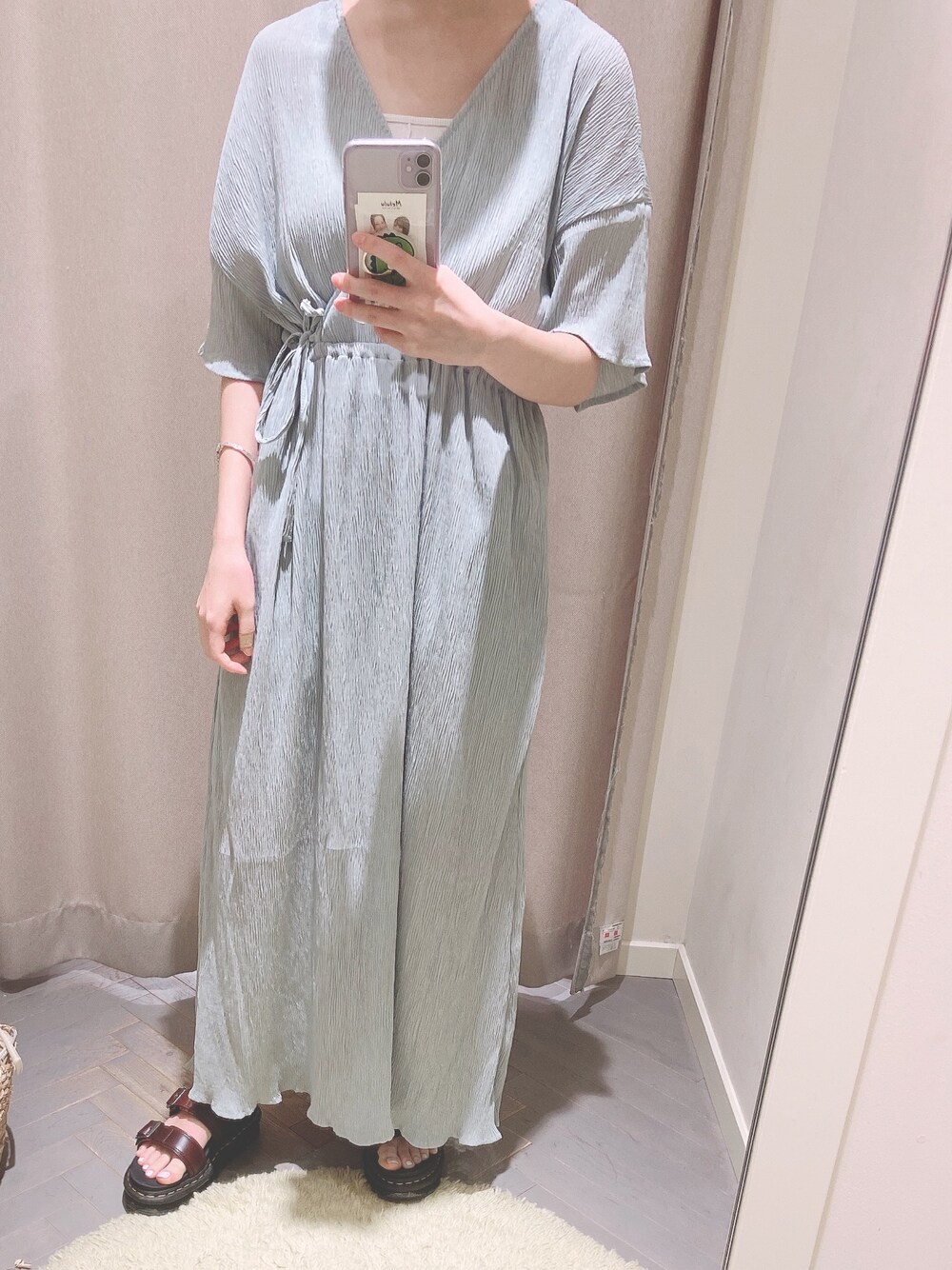 ブルー系のワンピース、ブラウン系のサンダルを着用したレディースの夏コーディネートの1枚目の写真