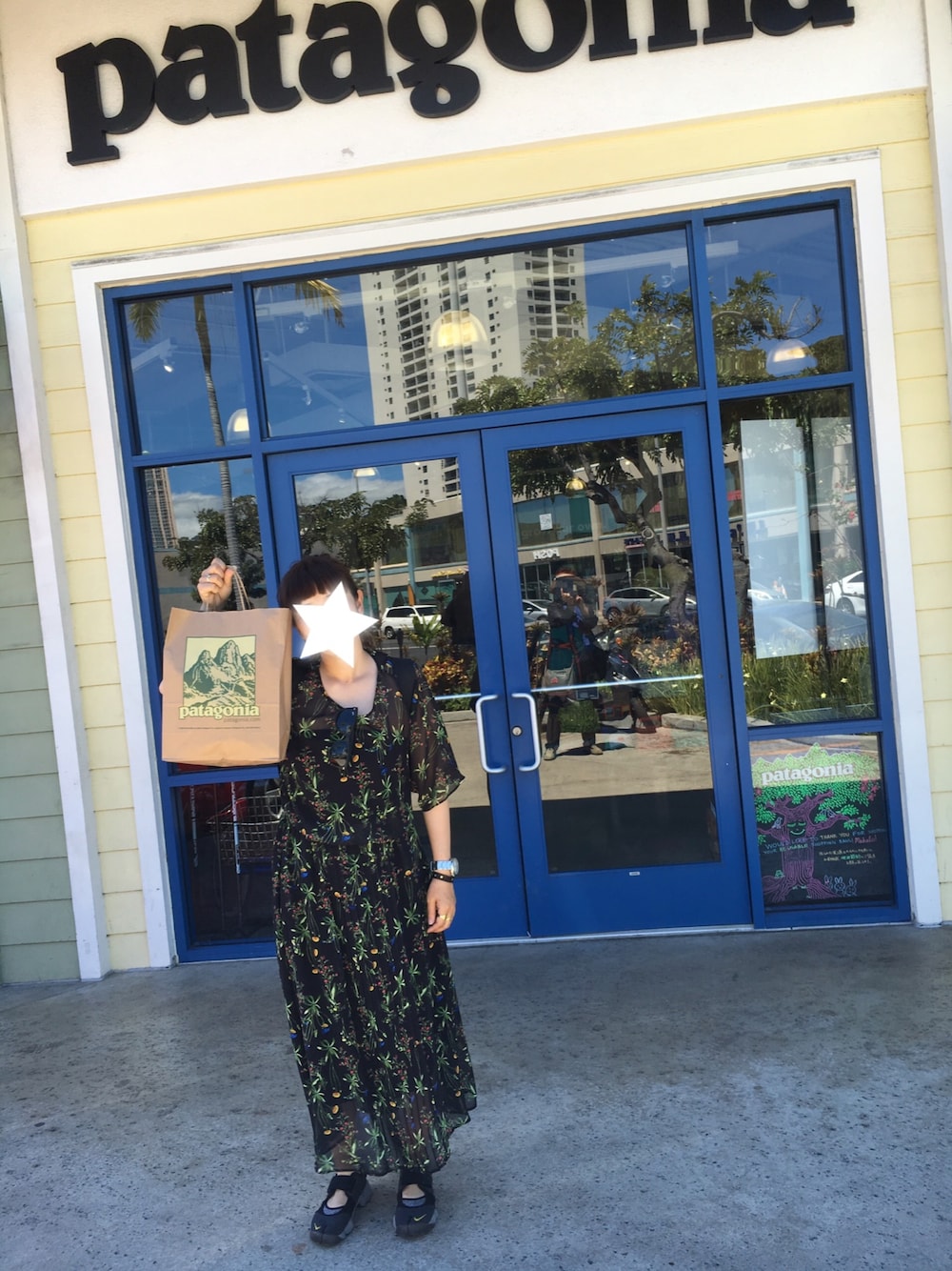 「ハワイ、ワンピース、サングラス、ray ban、旅行、ホノルル、patagonia」｜「KBFのKBF　フラワープリントワンピース（ワンピース、ブラック系）」を使った、ムーナオさん（レディース・160cm）の春コーディネートの1枚目の写真