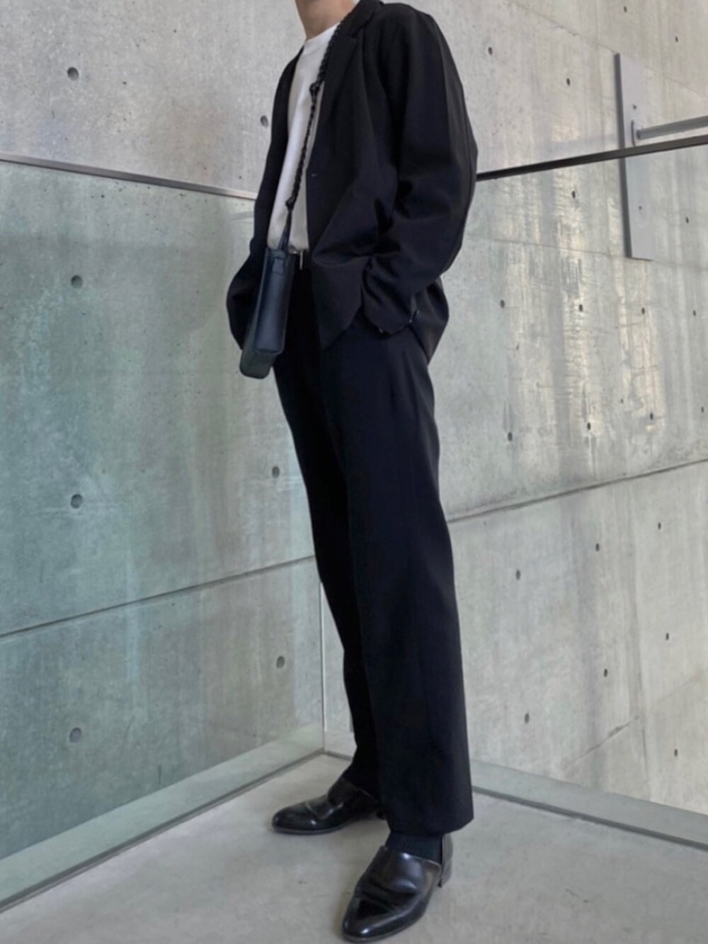 「春夏コーデ、モノトーンコーデ」｜「usedのアイテム（スラックス、ブラック系）」を使った、katsuさん（メンズ・176cm）の春コーディネートの1枚目の写真