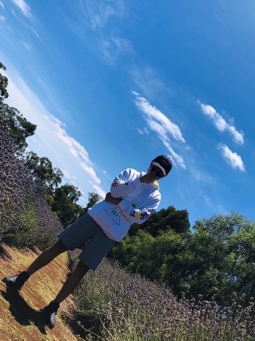 「summer、sporty、floral」｜「adidas Originalsのアイテム（パーカー、ホワイト系）」を使った、Junyongさん（メンズ・170cm）の冬コーディネートの1枚目の写真