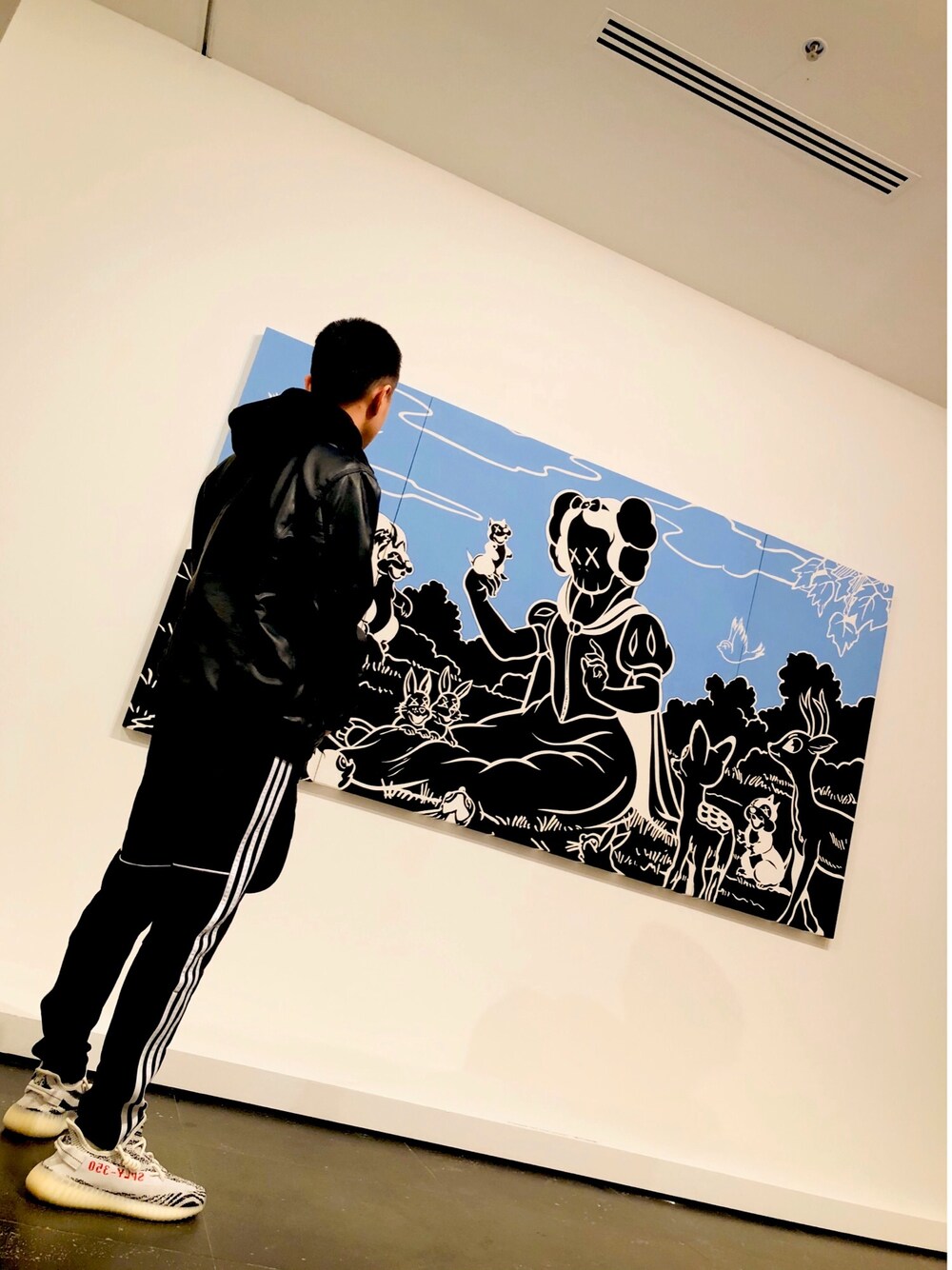 「VINTAGE、90’s、sporty、street、trackpants、exhibition、kaws、Melbourne」｜「Yeezyのアイテム（スニーカー、ホワイト系）」を使った、Junyongさん（メンズ・170cm）の春コーディネートの1枚目の写真