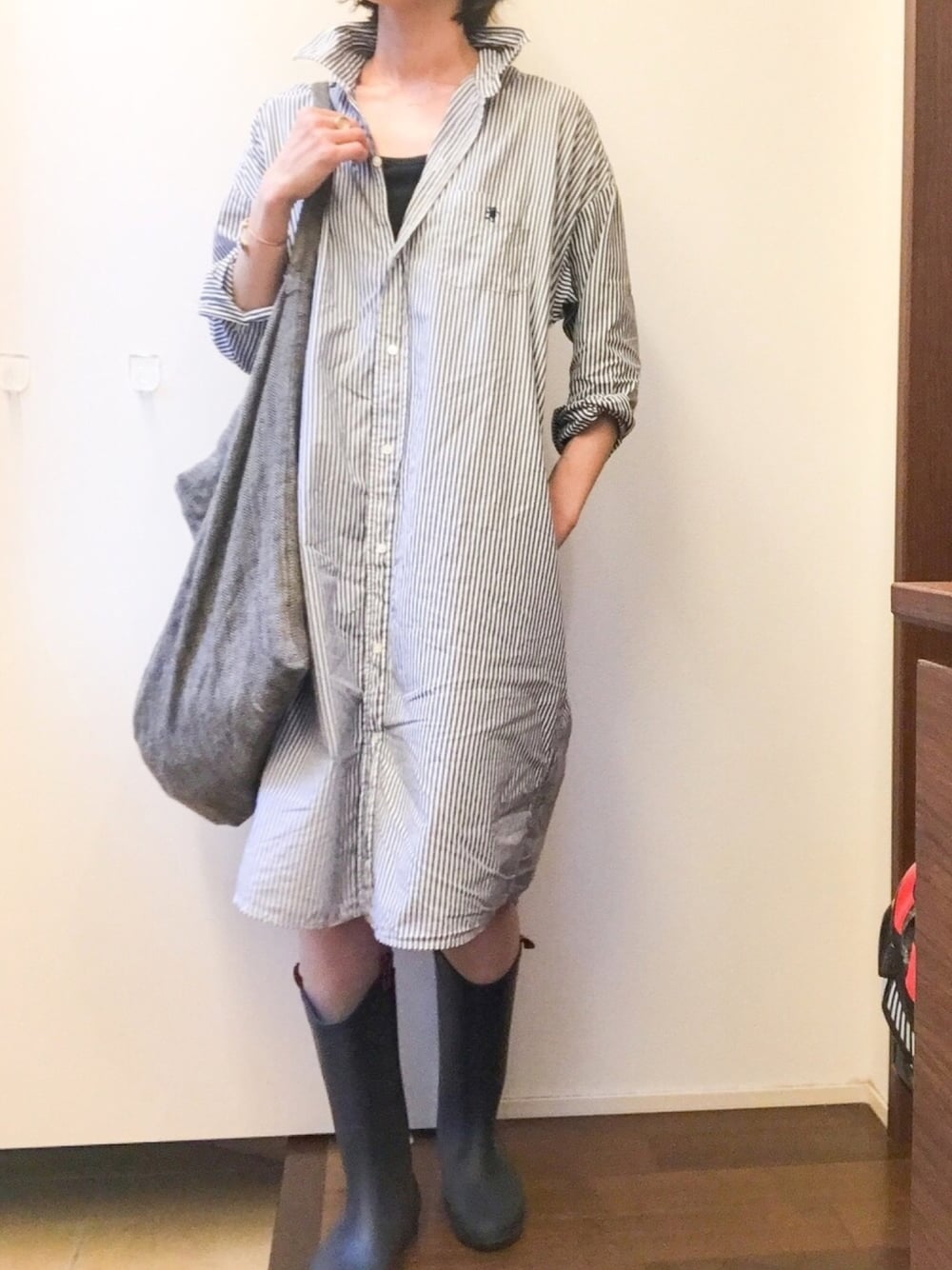 「シャツ好き集まれ、シャツスタイル、シャツワンピ、雨の日コーデ、長靴、ストライプシャツ」｜「GYMPHLEXの長袖ルーズワンピース TSS WOMEN（シャツワンピース、ブルー系）」を使った、miiiiさん（レディース・160cm）の夏コーディネートの1枚目の写真