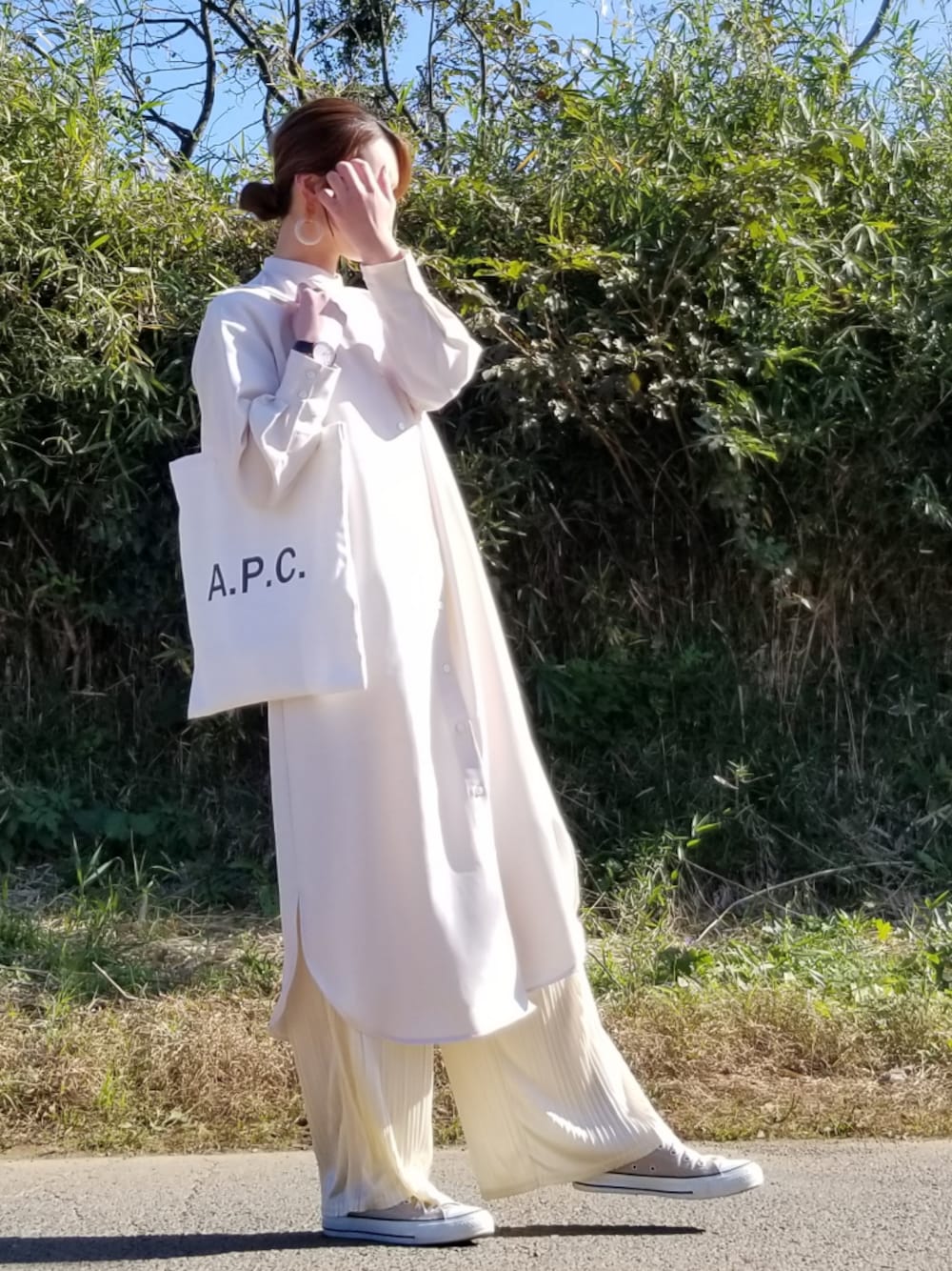 「ロングシャツワンピ、バンドカラー、コンバース、トートバッグ、ワントーンコーデ、おしゃれになりたい、ダニエルウェリントン」｜「DISCOATの【WEB限定／2020秋冬】デニム・リネンライクバンドカラーロングワンピース/シャツワンピース/チュニック/ガウン/マキシワンピース/ハイネック/スタンドカラー/タートルネック/スプリングコート/フォーマル/ブラウス/シャツワンピース/マキシワンピース/デニム/デニムワンピース/オーバーシャツ/コート（シャツワンピース、ホワイト系）」を使った、shatomiiさん（レディース・164cm）の秋コーディネートの1枚目の写真