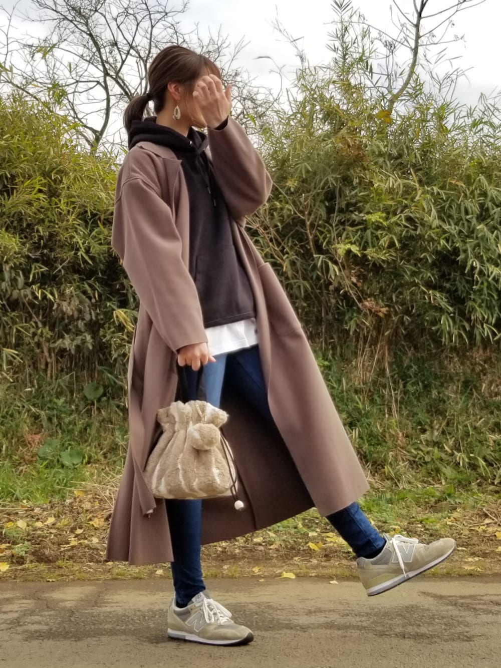 「ロングコート、パーカー、GU、UNIQLO、ニューバランス、肩幅広い族」｜「UNIQLOのアイテム（パンツ、ブルー系）」を使った、shatomiiさん（レディース・164cm）の冬コーディネートの1枚目の写真