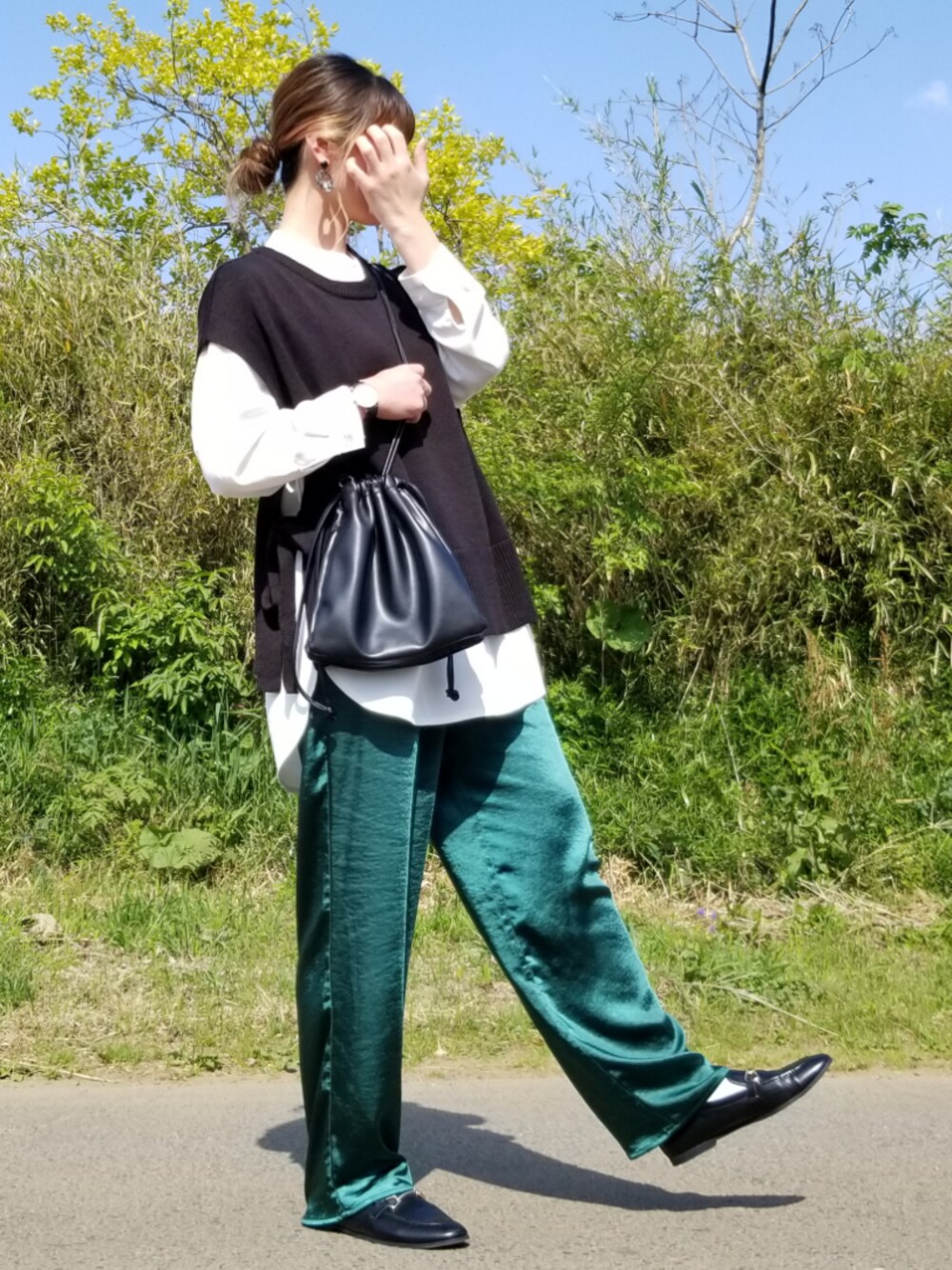 「主役はカラーパンツ、巾着バッグ、ビットローファー、ニットベスト、バンドカラーシャツ」｜「VIVIANのソフトスクエアトゥビット付きローファー（ローファー、ブラック系）」を使った、shatomiiさん（レディース・164cm）の春コーディネートの1枚目の写真