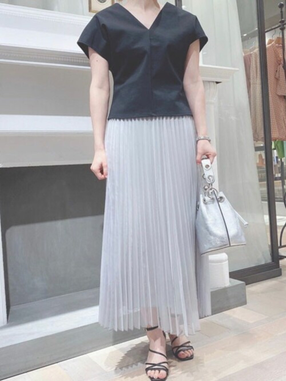 Tiara（ティアラ）の「ポンチウエストコンシャスVネックトップス（T
