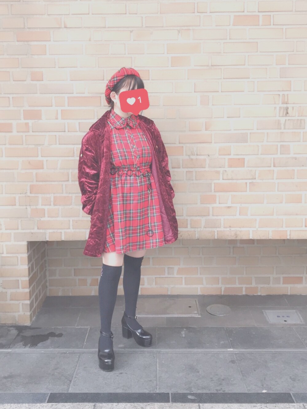 「原宿、赤チェック」｜「WCのアイテム（ワンピース、レッド系）」を使った、赤崎 莿苑さん（レディース・158cm）の冬コーディネートの1枚目の写真