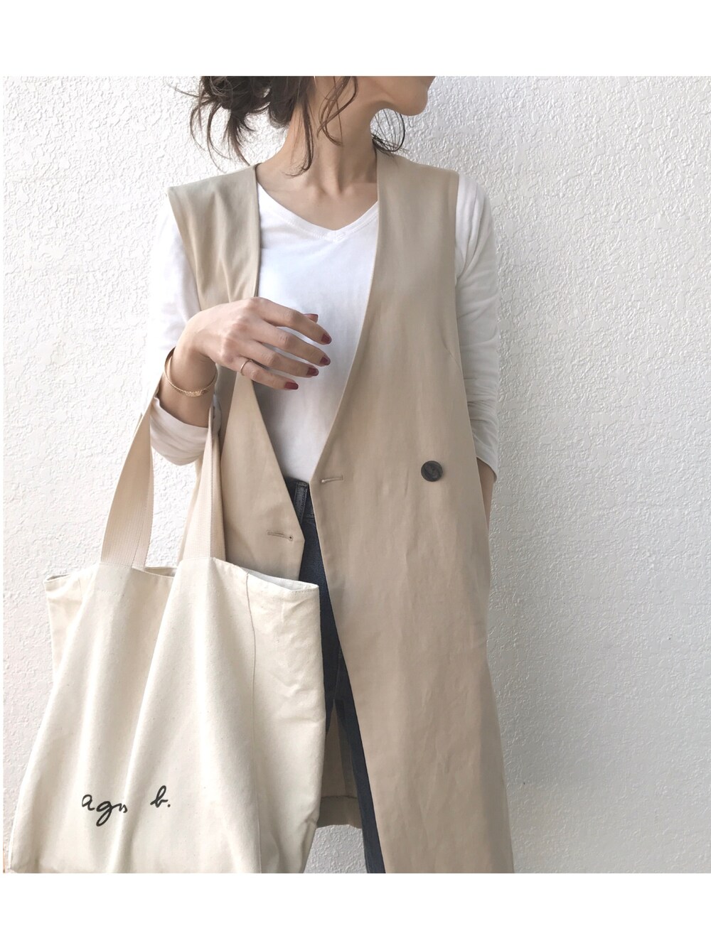 「ジレ、無造作ヘア、まとめ髪、ゆるゆる、アニエスベー、トートバッグ、春コーデ、大人カジュアル、シンプル、シンプルコーデ」｜「FRAMeWORKのアイテム（その他アウター、ベージュ系）」を使った、miho𓇢さん（レディース・158cm）の春コーディネートの1枚目の写真