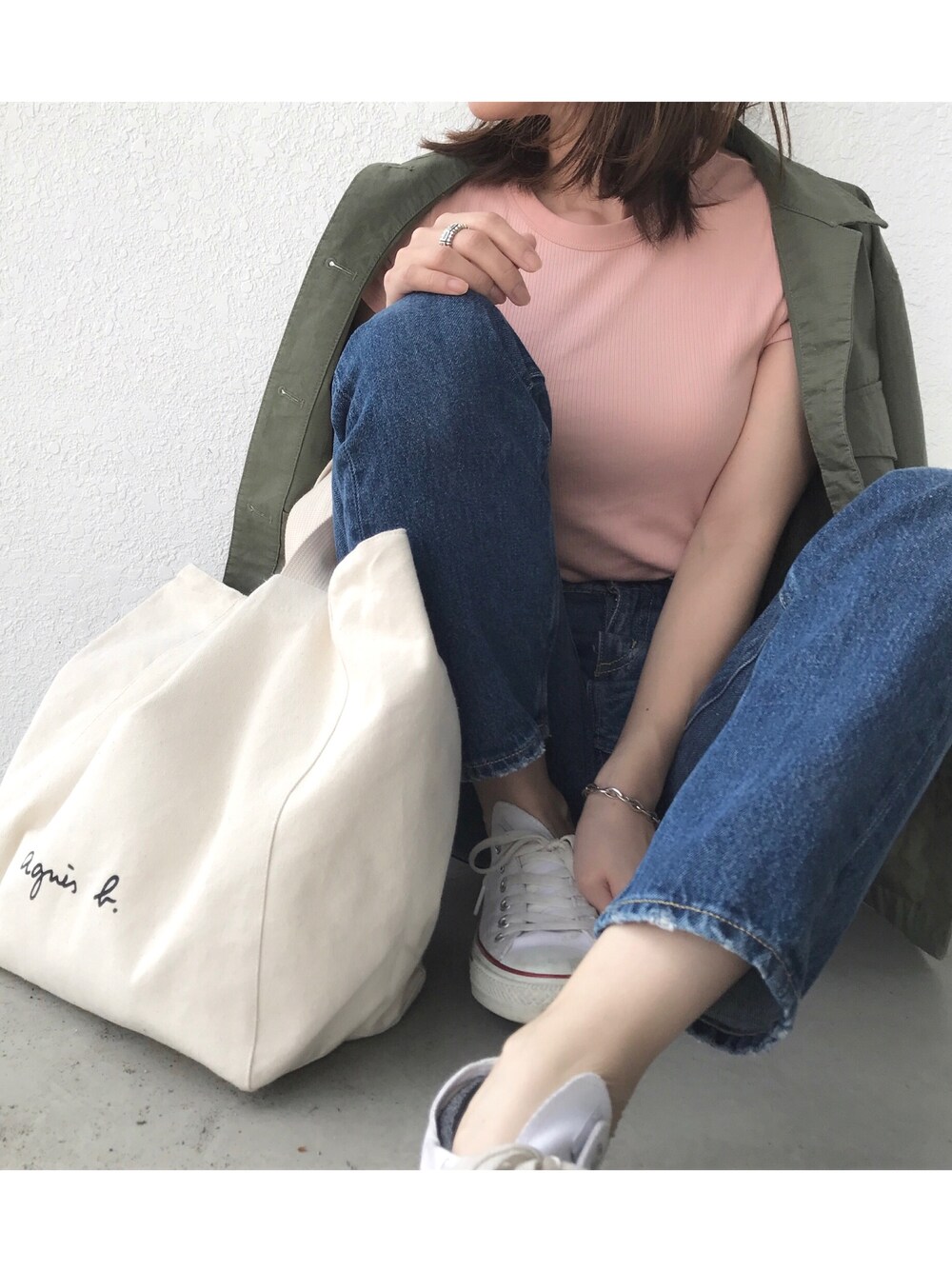 「シンプル、カジュアル、UNIQLO、ユニクロコーデ、リブT、大人カジュアル、スニーカー、アニエスベー、ラフスタイル、プチプラコーデ」｜「UNIQLOのアイテム（ミリタリージャケット、グリーン系）」を使った、miho𓇢さん（レディース・158cm）の春コーディネートの1枚目の写真