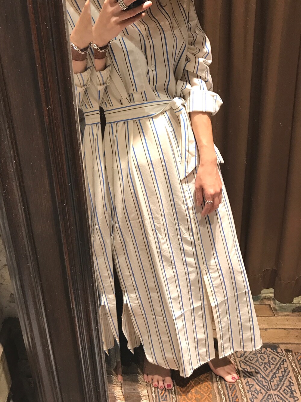 「羽織り、シャツワンピ、ロングシャツ、ロングワンピース、ストライプ、ストライプシャツ、大人カジュアル」｜「JOURNAL STANDARDのアイテム（シャツワンピース、ホワイト系）」を使った、miho𓇢さん（レディース・158cm）の春コーディネートの1枚目の写真