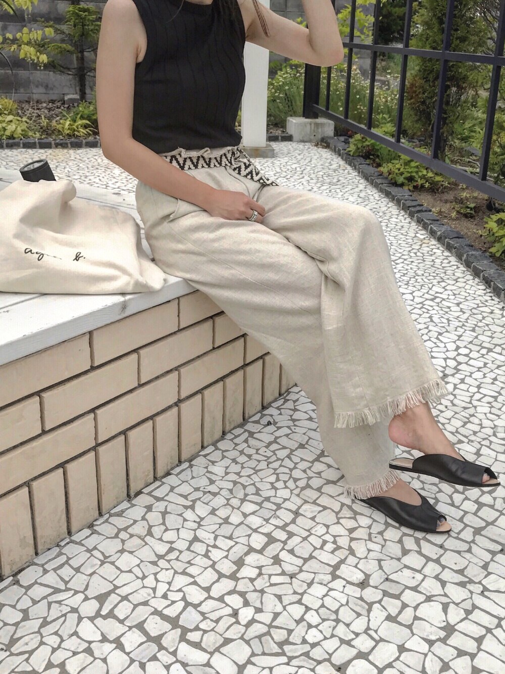 「夏コーデ、シンプル、オトナカジュアル、ナローベルト、柄ベルト、パンツスタイル、リネンパンツ、リラックススタイル、ワイドパンツ、ノースリーブニット」｜「YOUNG&OLSEN The DRYGOODS STOREのBROAD RIB TANKTOP（タンクトップ、ブラック系）」を使った、miho𓇢さん（レディース・158cm）の夏コーディネートの1枚目の写真