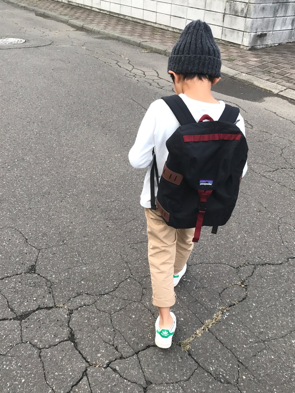 「キッズコーデ、キッズファッション、キッズ、kids、kidsfashion、KIDSｺｰﾃﾞ、パタゴニア、スタンスミス、シンプルコーデ、ニット帽」｜「adidasのオリジナルス スタンスミス [STAN SMITH CF C]（スニーカー、ホワイト系）」を使った、miho𓇢さん（レディース・158cm）の秋コーディネートの1枚目の写真