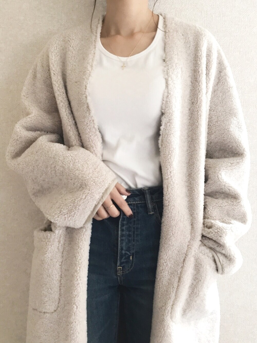 「大人カジュアル、ボアコート、ムートンコート、シンプルコーデ、ベージュ、ゆるコーデ」｜「mifuu...のアイテム（ネックレス、ゴールド系）」を使った、miho𓇢さん（レディース・158cm）の秋コーディネートの1枚目の写真