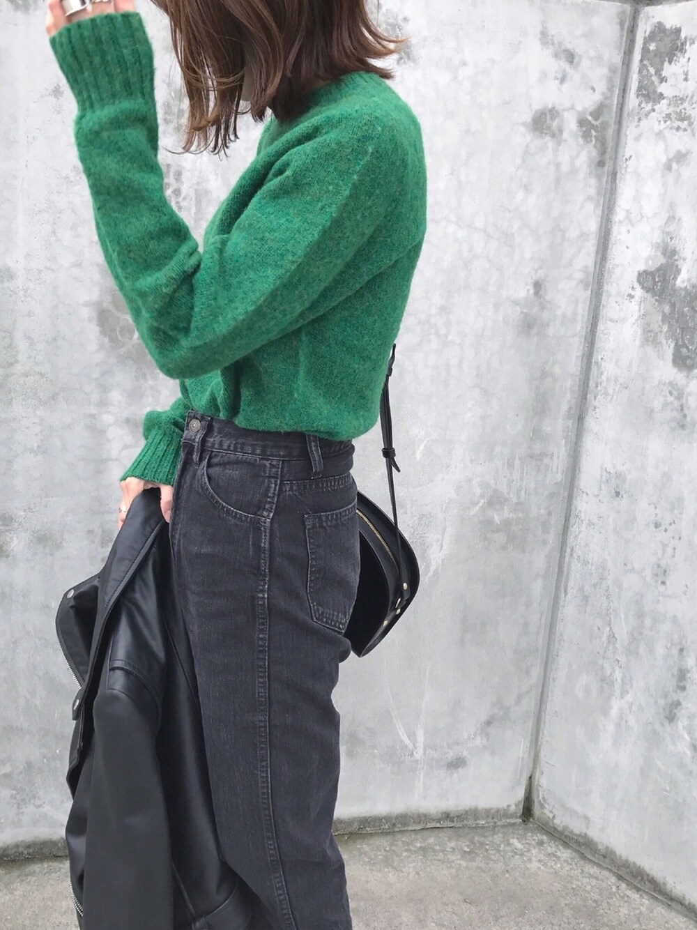「冬コーデ、シンプル、ニット、カジュアルコーデ、デニムパンツ、ママファッション、シンプルコーデ、シンプルスタイル」｜「ADAM ET ROPE'のアイテム（ニット/セーター、グリーン系）」を使った、miho𓇢さん（レディース・158cm）の冬コーディネートの1枚目の写真