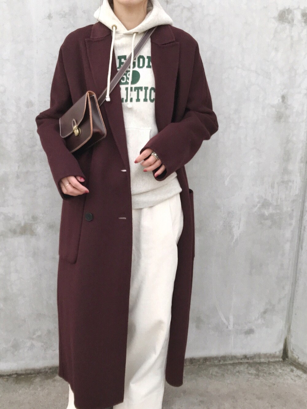 「大人カジュアル、冬のコーデ、スニーカーコーデ、カジュアル、ロングコート、コーデュロイ、コーデュロイパンツ、ワントーンコーデ、スウェット、パーカー」｜「ZARAのアイテム（ジャケット/アウター、その他）」を使った、miho𓇢さん（レディース・158cm）の冬コーディネートの1枚目の写真