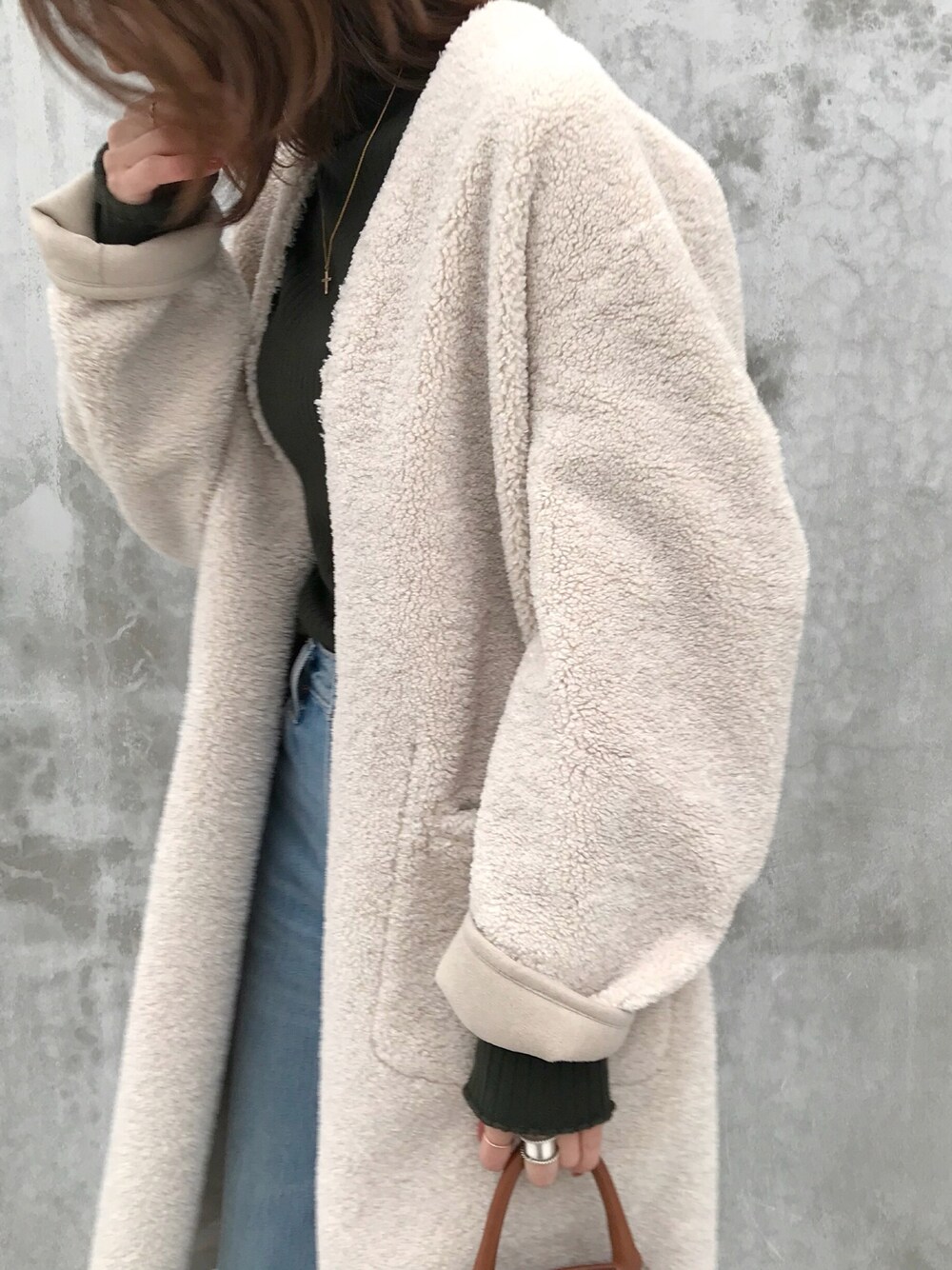 「シンプルコーデ、ボアコート、アウター、ゆるコーデ、大人コーデ、大人カジュアル、ハイネック、タートルネック、コート、あったかコーデ」｜「ADAM ET ROPE'のアイテム（その他アウター、ベージュ系）」を使った、miho𓇢さん（レディース・158cm）の冬コーディネートの1枚目の写真