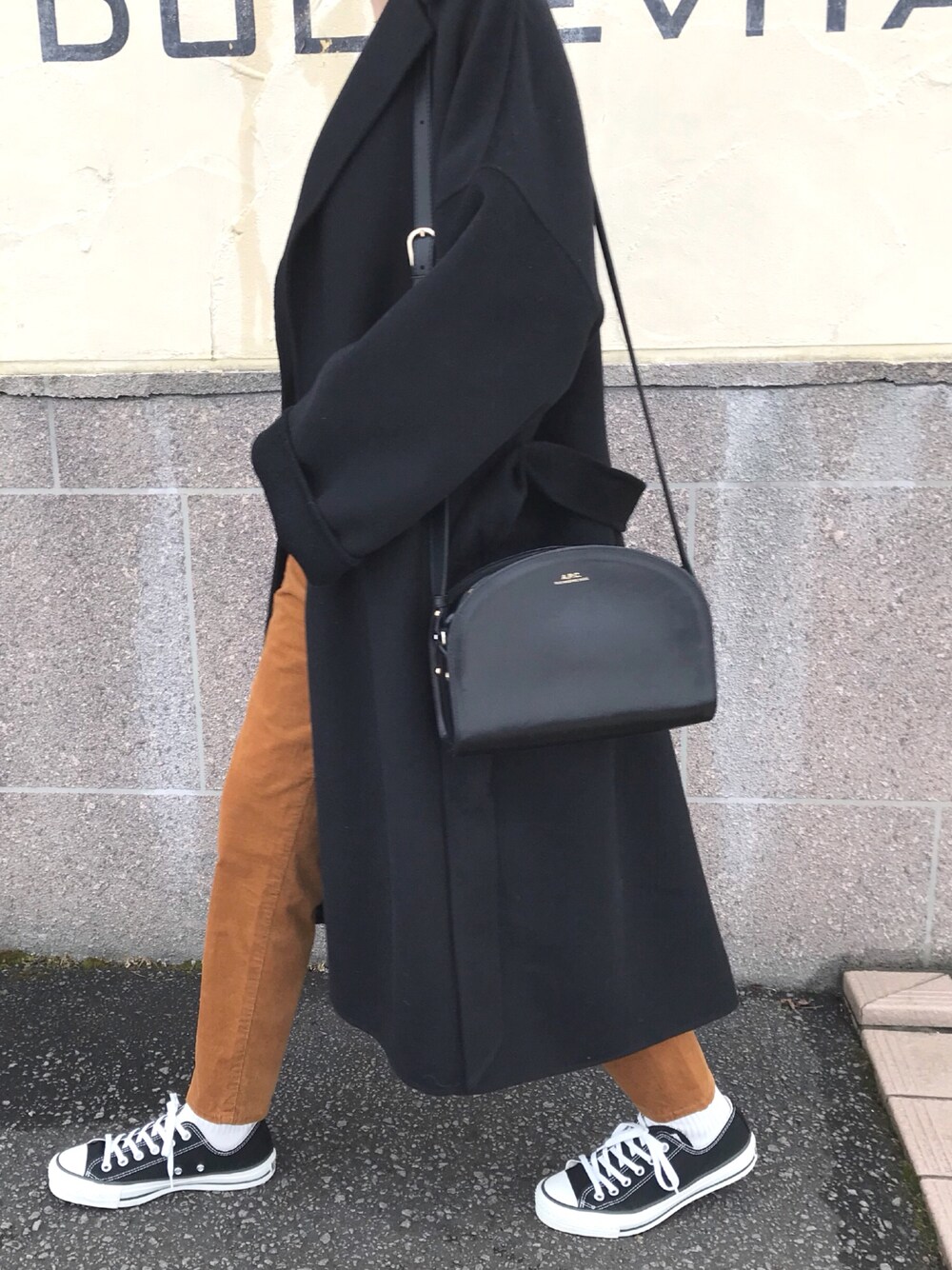 「コーデュロイ、コーデュロイパンツ、ザラ、ザラジョ、コンバース オールスター、スニーカーコーデ、スニーカー×靴下、ロングコート、ハーフムーンバック、シンプル」｜「ZARAのアイテム（ジャケット/アウター、ブラック系）」を使った、miho𓇢さん（レディース・158cm）の冬コーディネートの1枚目の写真