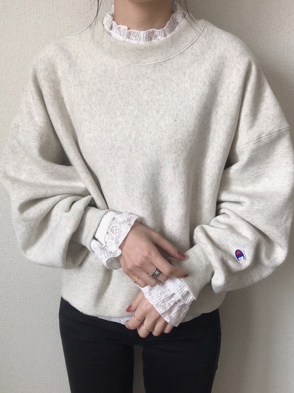 「ブラウス、フリルブラウス、シンプルコーデ、スウェット、チャンピオン、Champion、フリルトップス、シンプルスタイル」｜「Mayblueのアイテム（シャツ/ブラウス、ホワイト系）」を使った、miho𓇢さん（レディース・158cm）の冬コーディネートの1枚目の写真