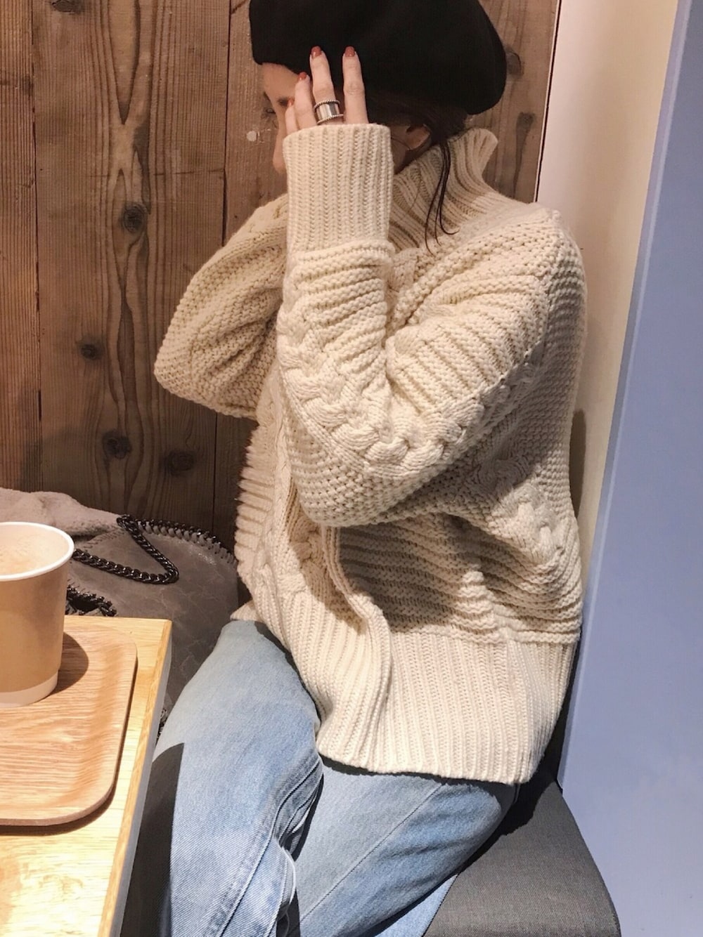 「シンプルコーデ、大人カジュアル、ニット、ざっくりニット、リーバイス、ザラ、ベレー帽、冬コーデ、ラフ、タートルネック」｜「JOURNAL STANDARDのアイテム（ハンチング/ベレー帽、ブラック系）」を使った、miho𓇢さん（レディース・158cm）の冬コーディネートの1枚目の写真
