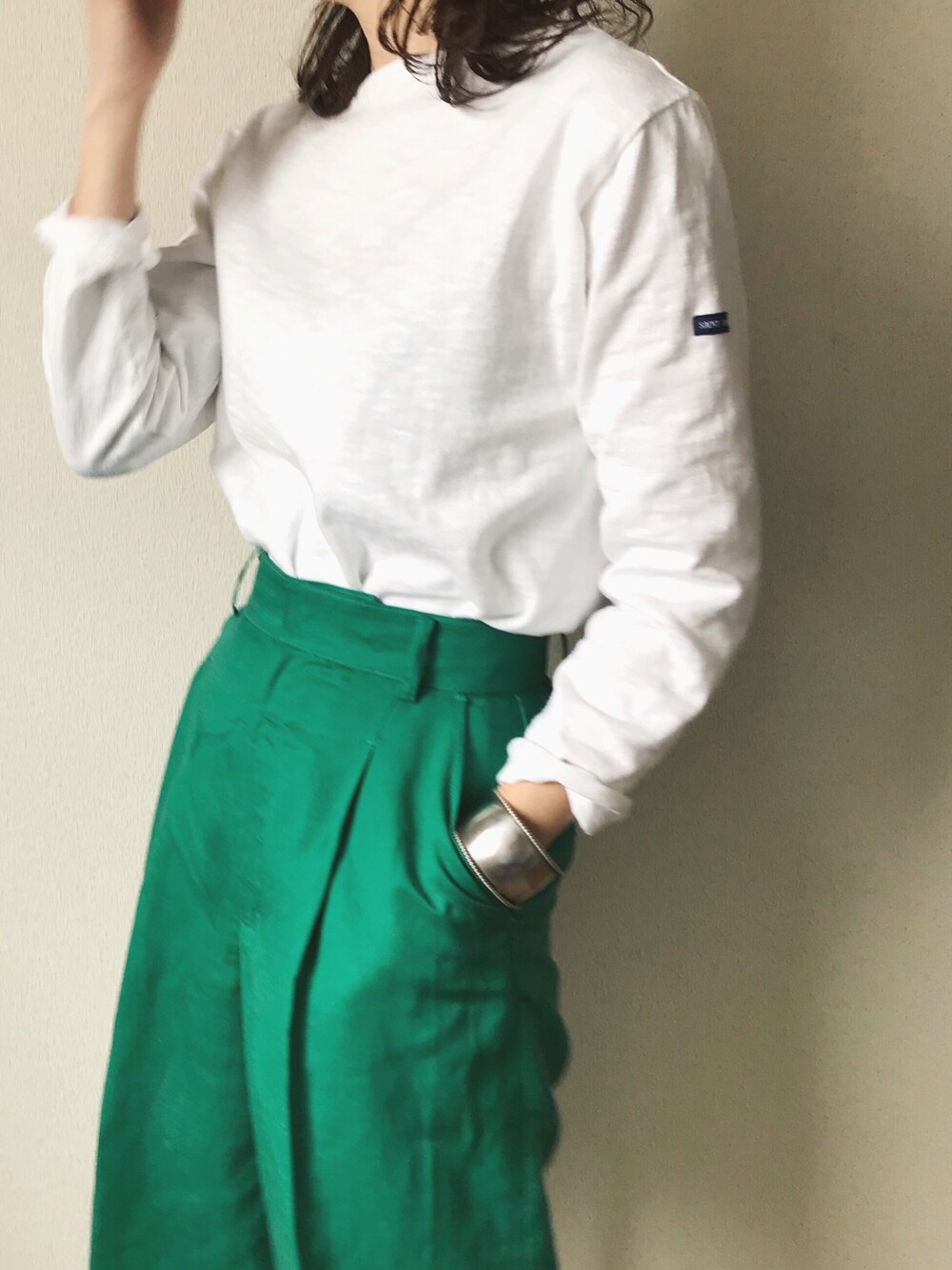 「セントジェームス、カラーパンツ、リネンパンツ、カジュアルコーデ、春コーデ、2018ss、シンプルコーデ、シンプルスタイル、大人カジュアル、シルバーアクセサリー」｜「SAINT JAMESのアイテム（Tシャツ/カットソー、ホワイト系）」を使った、miho𓇢さん（レディース・158cm）の春コーディネートの1枚目の写真
