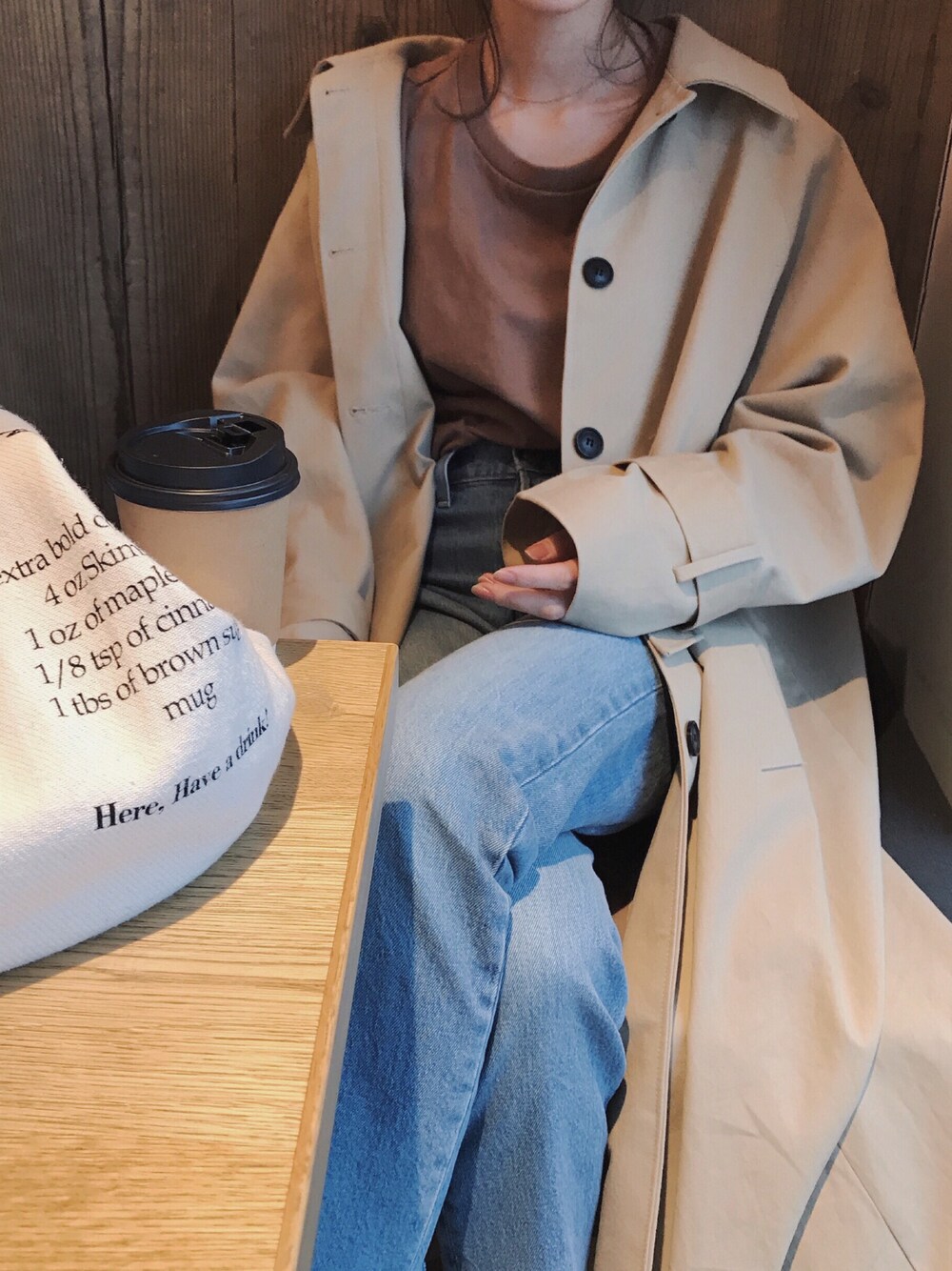 「シンプル、大人カジュアル、普段着、ラフ、カジュアルコーデ、ゆるコーデ、Tシャツ、春コート、スプリングコート」｜「Levi'sのアイテム（デニムパンツ、ブルー系）」を使った、miho𓇢さん（レディース・158cm）の春コーディネートの1枚目の写真