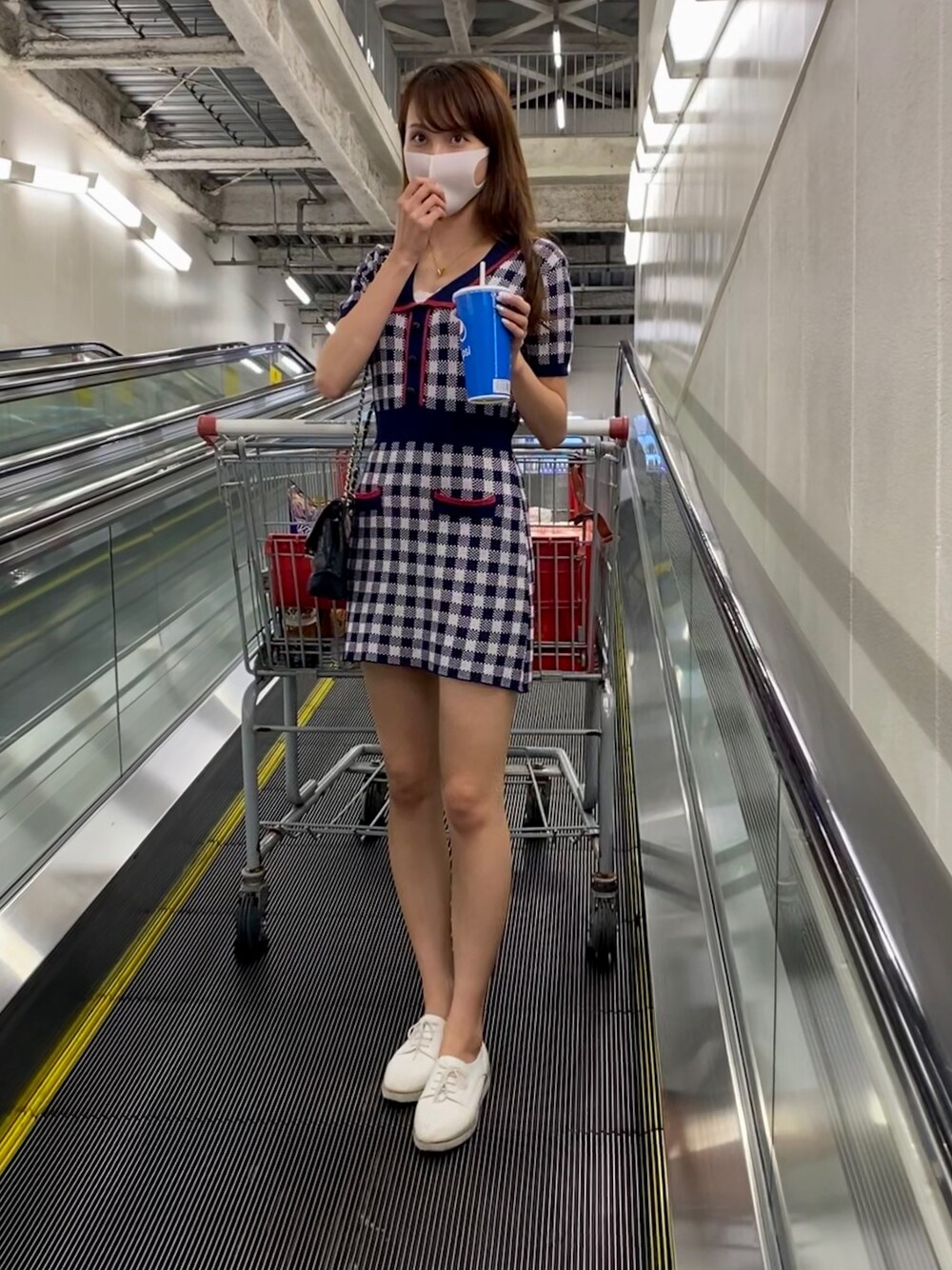 「韓国ファッション、ラブアンドピース2020、秋服、大人カジュアル、カジュアルコーデ、キレイめ、スニーカー、ワンピース、チェック、ブルー」｜「moomのアイテム（ワンピース/ドレス、ブルー系）」を使った、harukaさん（レディース・163cm）の秋コーディネートの1枚目の写真