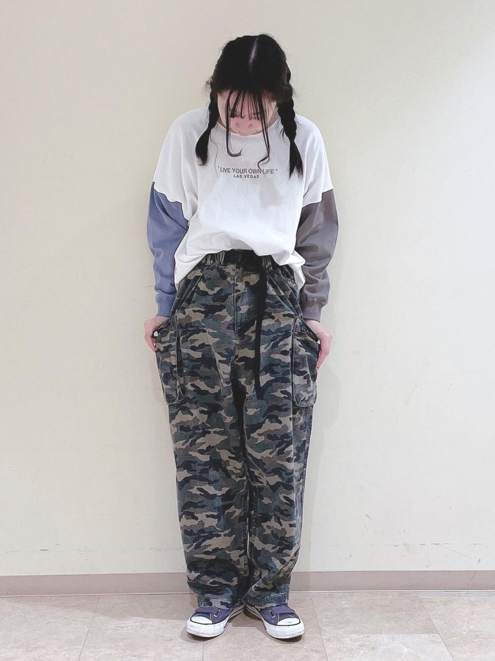 その他のTシャツ/カットソー、その他のその他パンツを着用したレディースの春コーディネートの1枚目の写真