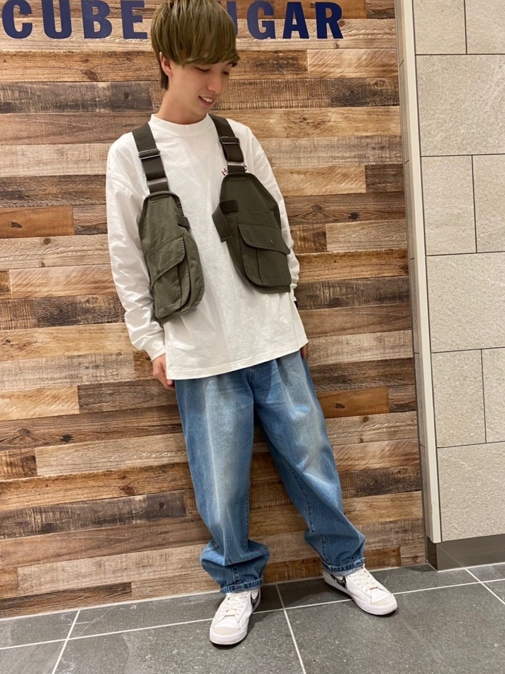 ホワイト系のTシャツ/カットソー、グリーン系のベスト、ブルー系のデニムパンツを着用したレディースの春コーディネートの1枚目の写真