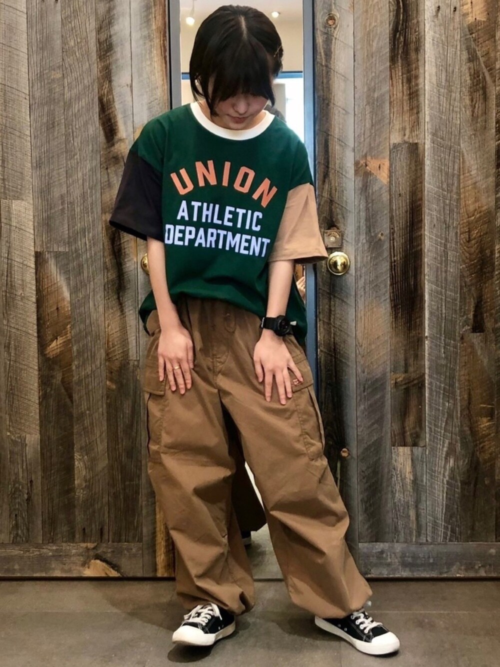 その他のTシャツ/カットソー、ブラウン系のその他パンツを着用したレディースの春コーディネートの1枚目の写真