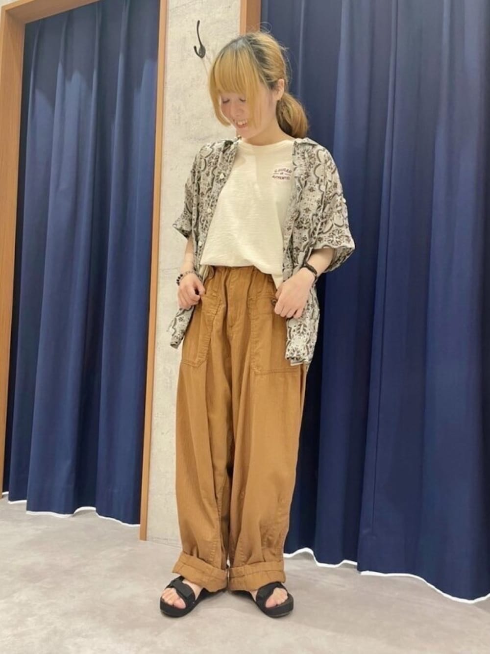 グレー系のシャツ/ブラウス、ベージュ系のTシャツ/カットソー、ブラウン系のその他パンツを着用したレディースの夏コーディネートの1枚目の写真