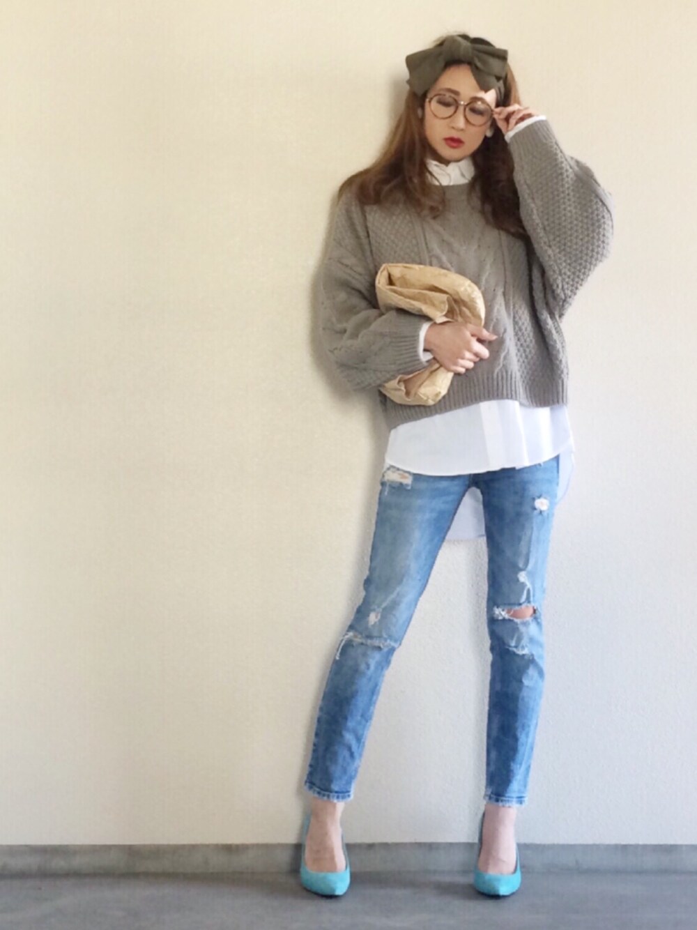 「デニム、白シャツ、ニット、パンプス、ヘアバンド、ダテメガネ、ダメージデニムパンツ、オトナカジュアル、パンツスタイル、outfit」｜「ChicoのケーブルニットTOPS（ニット/セーター、グレー系）」を使った、Yukieさん（レディース・166cm）の冬コーディネートの1枚目の写真