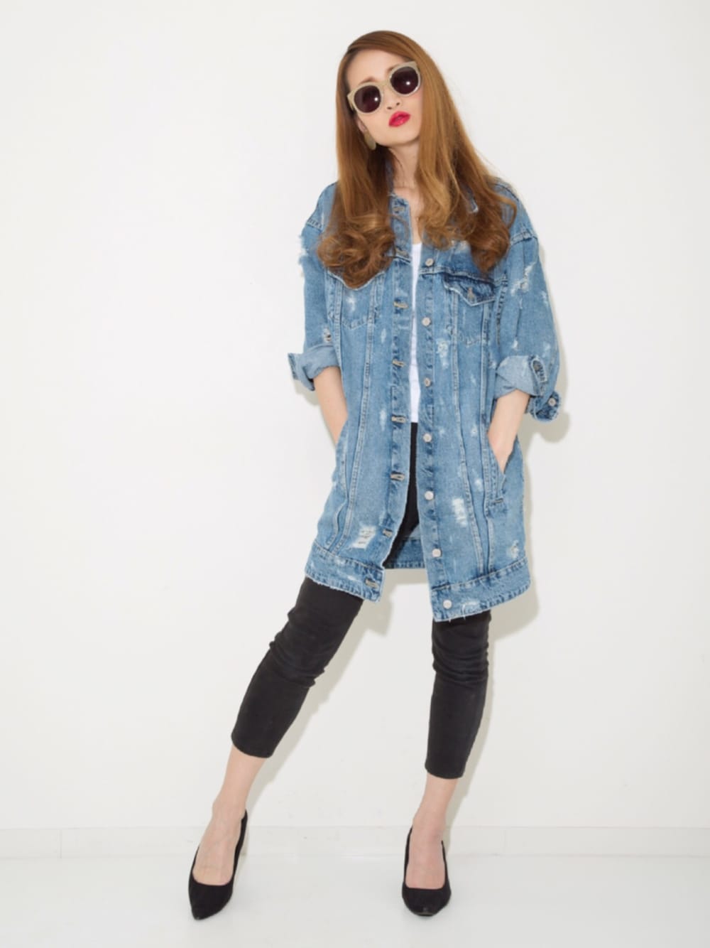 「デニム、オーバーサイズ、ZARA、UNIQLO、モノトーン、ダメージデニム、カジュアル、タンクトップ、パンツスタイル、outfit」｜「ZARAのアイテム（デニムジャケット、ブルー系）」を使った、Yukieさん（レディース・166cm）の夏コーディネートの1枚目の写真
