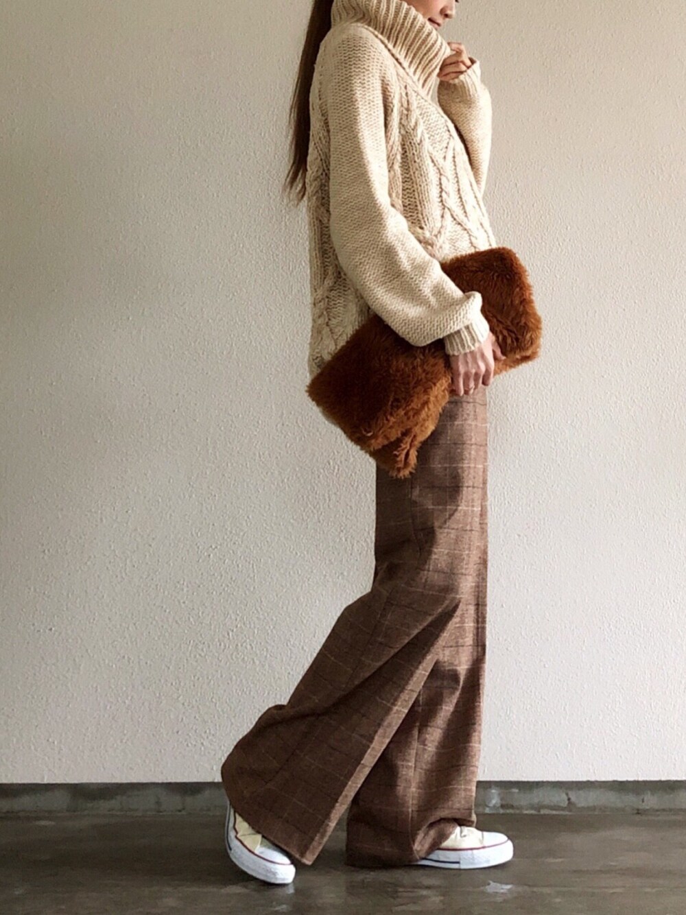「大人カジュアル、シンプル、ワイドパンツ、ニット、ざっくりニット、タートルネック、秋のコーデ、コンバース、ファー小物、ootd」｜「REDYAZELの手編みケーブルニットワンピース（ワンピース、ベージュ系）」を使った、Yukieさん（レディース・166cm）の秋コーディネートの1枚目の写真