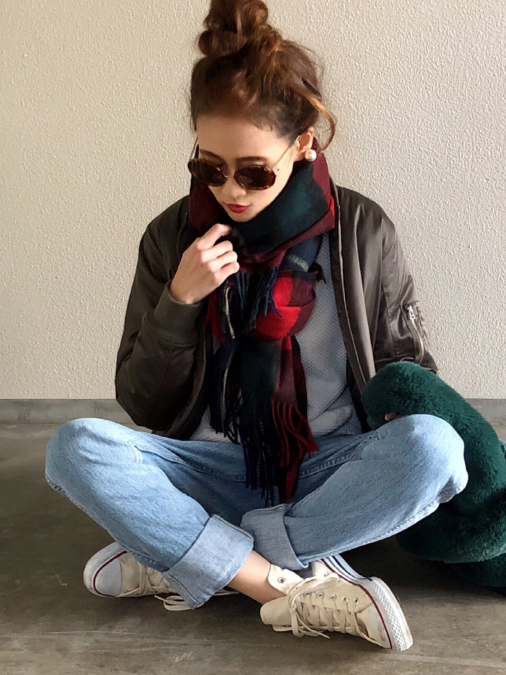 「MA-1、大人カジュアル、パンツスタイル、チェック、ストール、リーバイス、デニム、スニーカー、コンバース、ootd」｜「ROSE BUDの【予約】LJ-15207 FRONT ZIP JACKET（ブルゾン、グリーン系）」を使った、Yukieさん（レディース・166cm）の冬コーディネートの1枚目の写真