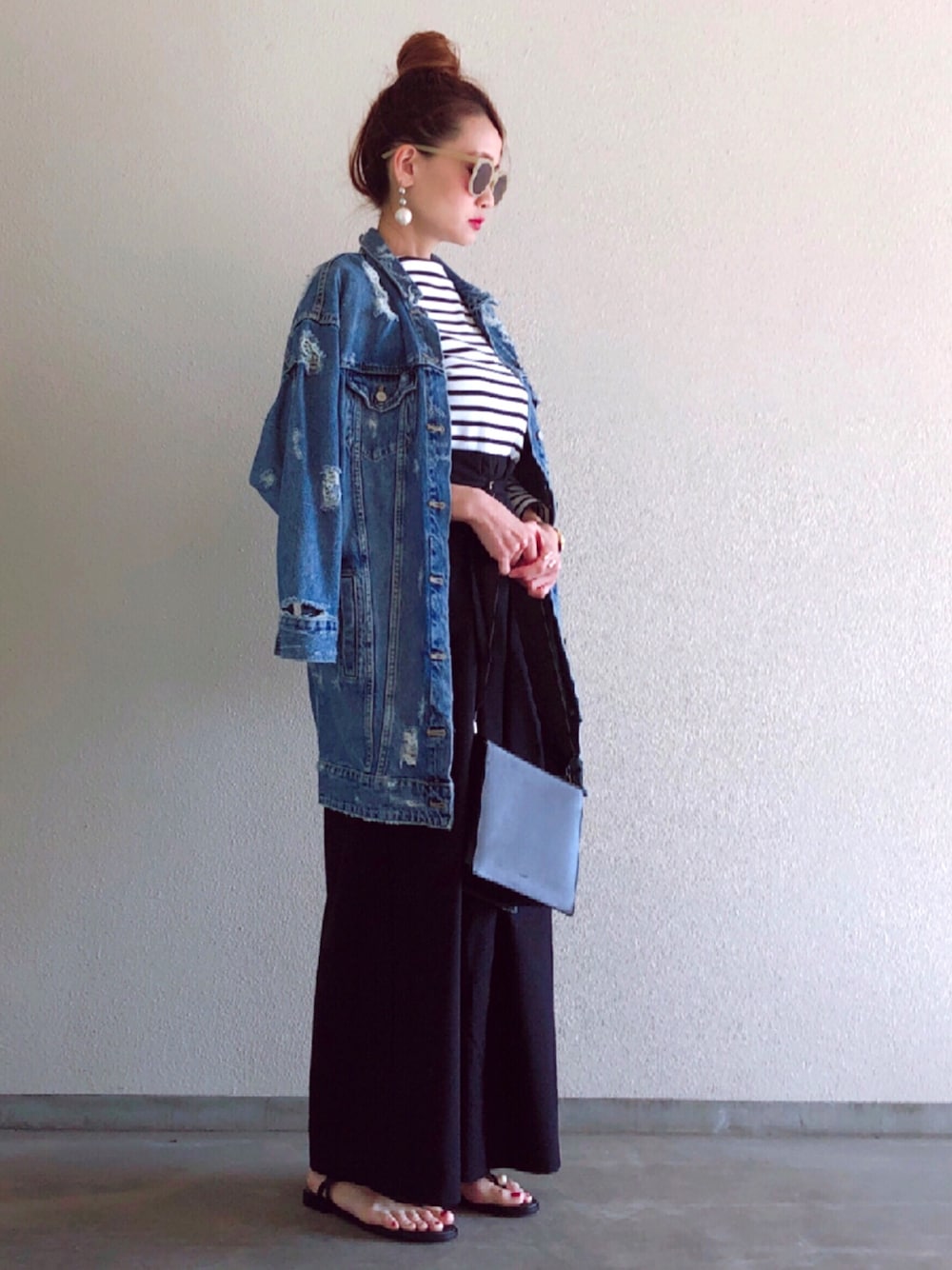 「オトナカジュアル、パンツスタイル、シンプル、ボーダー、サンダル、デニム、オーバーサイズ、ワイドパンツ、春、ootd」｜「SAINT JAMESの【SAINT JAMES】OUESSANT BORDER（Tシャツ/カットソー、ホワイト系）」を使った、Yukieさん（レディース・166cm）の春コーディネートの1枚目の写真