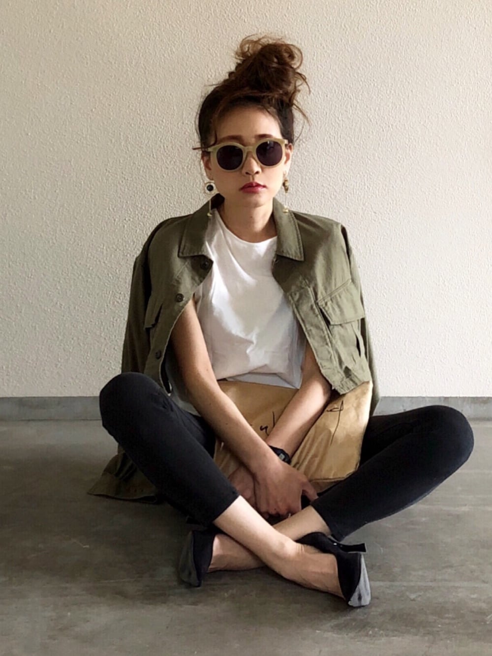 「休日スタイル、大人カジュアル、シンプル、パンツスタイル、ミリタリー、スキニー、Tシャツ、パンプス、ootd、outfit」｜「EDITIONのEDITION ナチュラルバックサテン ショートブルゾン（ブルゾン、グリーン系）」を使った、Yukieさん（レディース・166cm）の春コーディネートの1枚目の写真