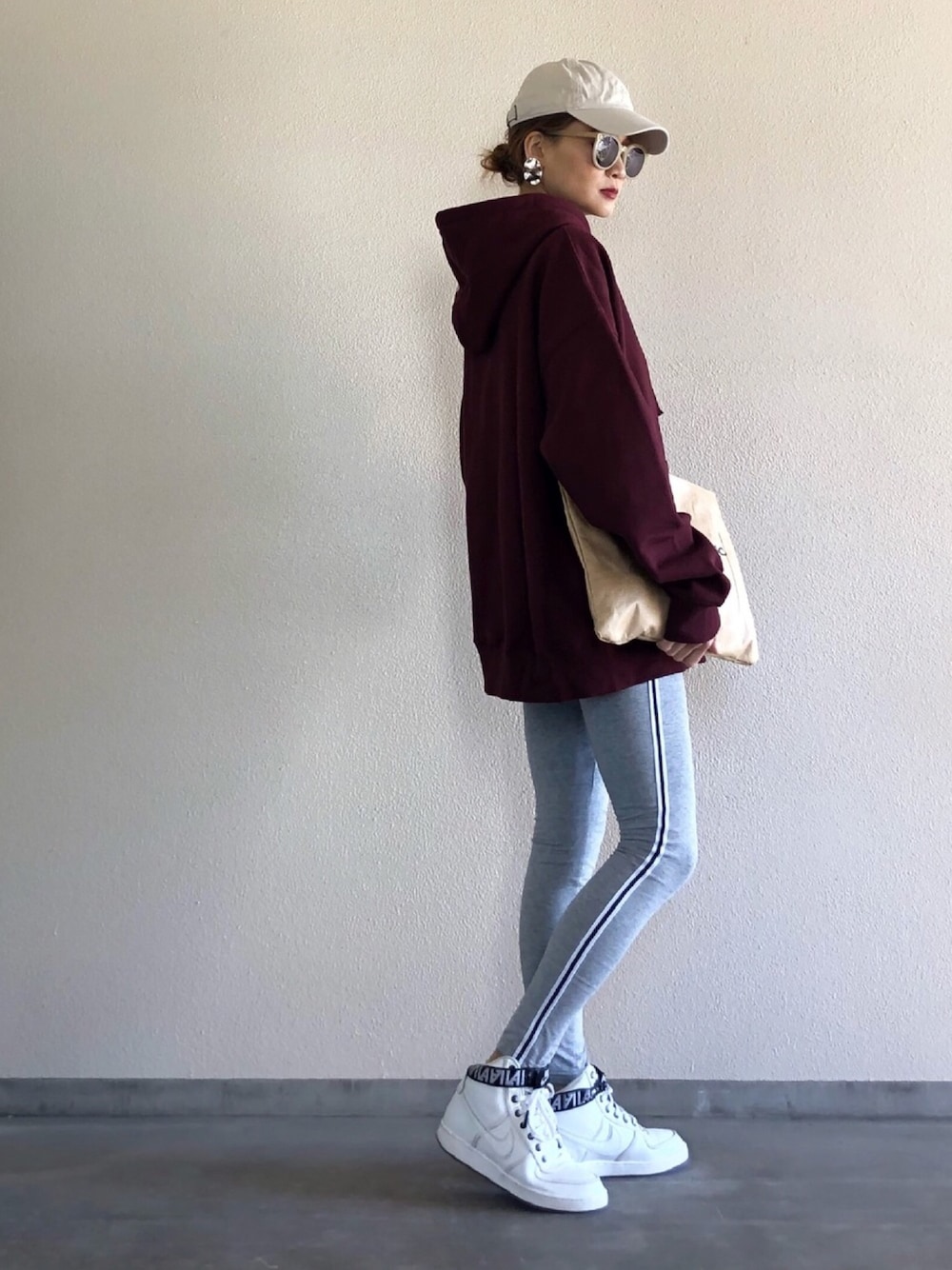 「大人カジュアル、メンズライク、オーバーサイズ、パーカー、レギンス、ラインパンツ、スニーカー、春、ootd、outfit」｜「SLOWACIDの【SLOWACID】サイド ポイント セット パーカー（パーカー、レッド系）」を使った、Yukieさん（レディース・166cm）の春コーディネートの1枚目の写真