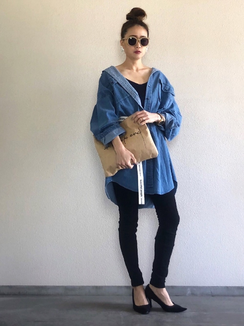 「大人カジュアル、シンプルコーデ、オーバーサイズ、ウエストマーク、デニムシャツ、スキニー、キャミソール、outfit、ootd」｜「Auntie Rosa Holidayのアイテム（シャツ/ブラウス、ブルー系）」を使った、Yukieさん（レディース・165cm）の夏コーディネートの1枚目の写真