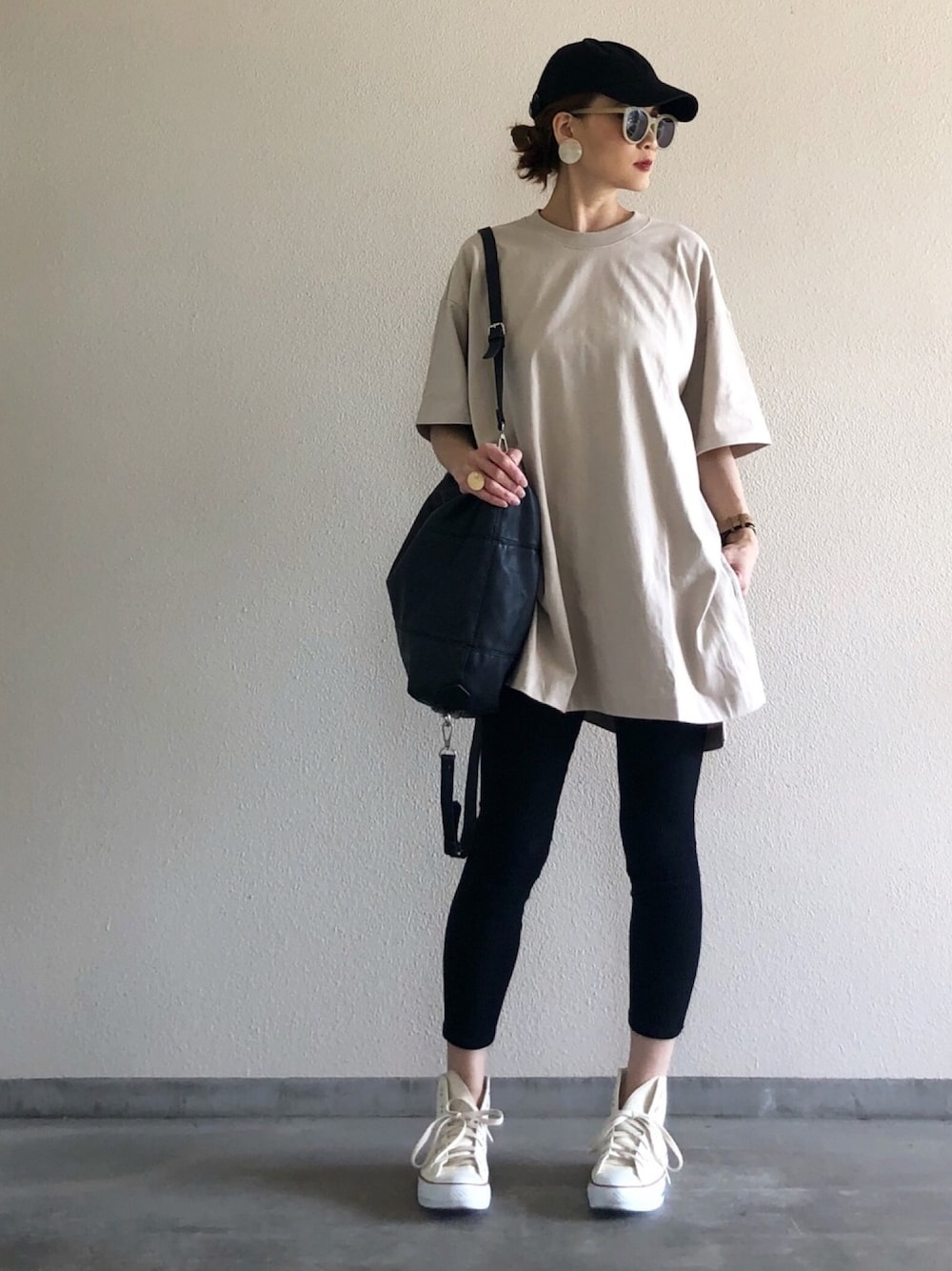 「メンズライク、カジュアル、オーバーサイズ、シンプル、夏コーデ、コンバース、スキニー、ユニクロ、ootd、outfit」｜「UNIQLOのアイテム（Tシャツ/カットソー、ベージュ系）」を使った、Yukieさん（レディース・166cm）の夏コーディネートの1枚目の写真