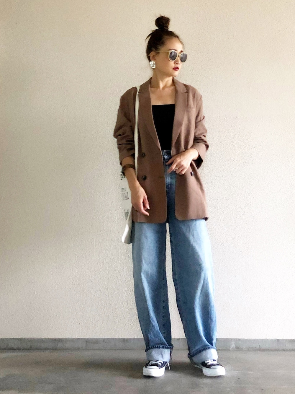 「大人カジュアル、ジャケット、デニム、スニーカー、シンプル、秋服、MERCURYDUO(MERCURYDUO)、ootd、outfit」｜「MERCURYDUOのBIGダブルジャケット（テーラードジャケット、ブラウン系）」を使った、Yukieさん（レディース・166cm）の秋コーディネートの1枚目の写真