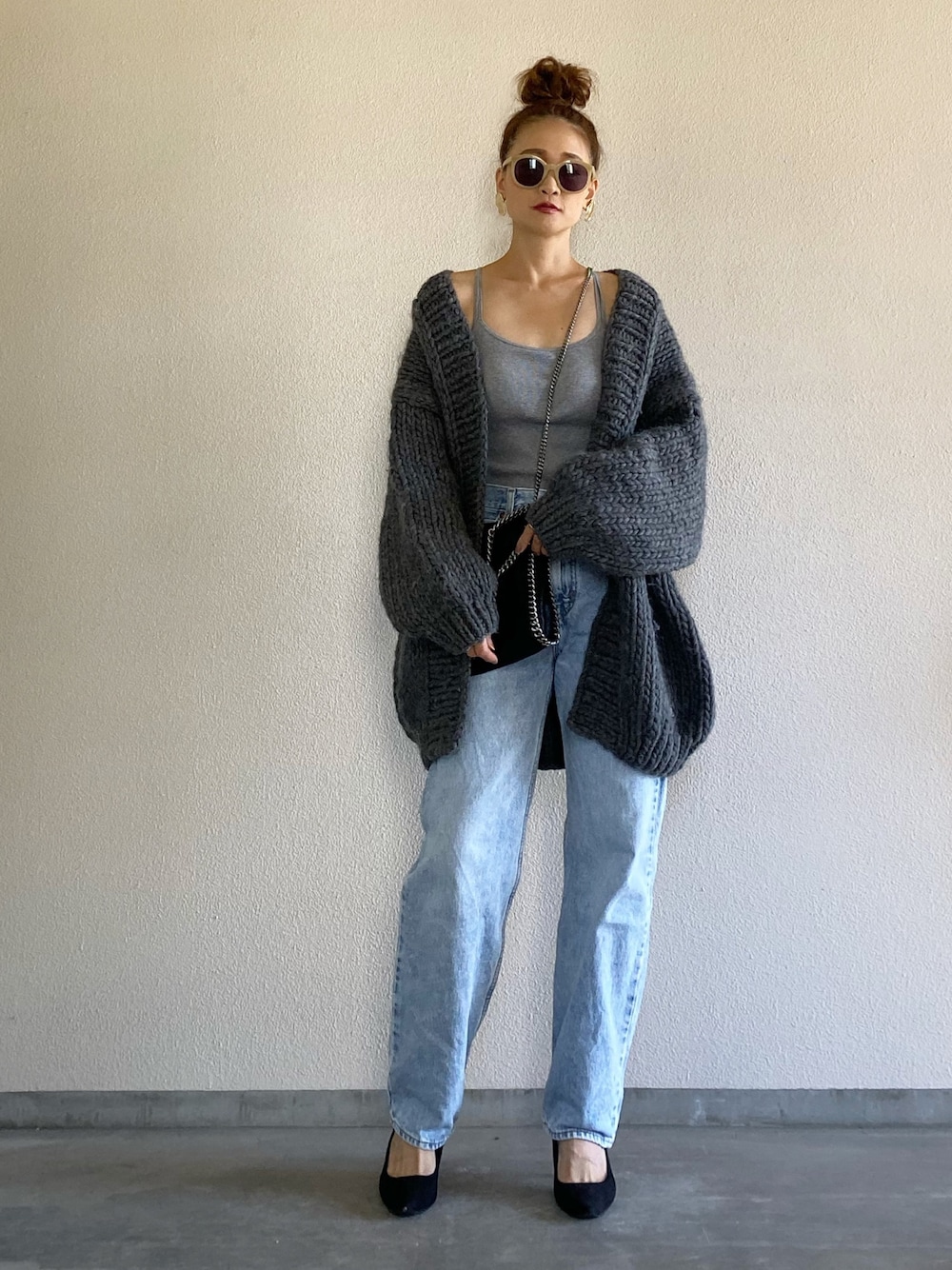 「ニットカーディガン、秋のコーデ、大人カジュアル、ダッドジーンズ、パンツスタイル、ニットコーデ、シンプル、デニム、ootd、outfit」｜「I Love Mr MittensのI Love Mr.Mittens “THE CARDIGAN”ロングカーディガン（カーディガン/ボレロ、グレー系）」を使った、Yukieさん（レディース・166cm）の秋コーディネートの1枚目の写真