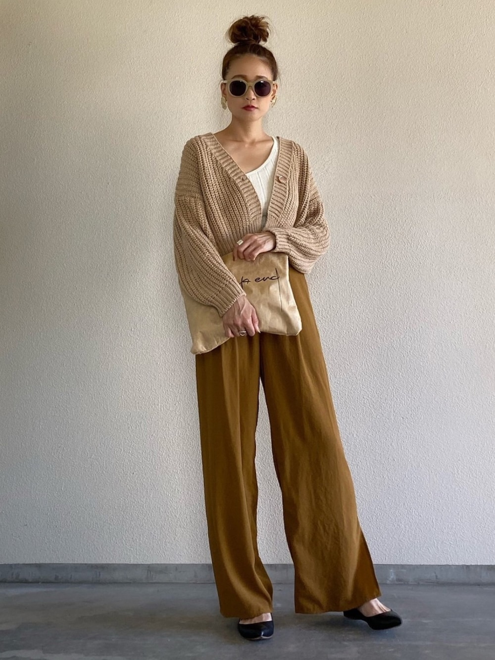 「大人カジュアル、シンプルコーデ、ニットカーディガン、パンツスタイル、パンプス、ジャージーパンツ、ブラウンコーデ、ootd、outfit」｜「yuue' ( wear )の＜yuue'＞ドロップショルダー ボリュームニット カーディガン（カーディガン/ボレロ、ベージュ系）」を使った、Yukieさん（レディース・166cm）の秋コーディネートの1枚目の写真