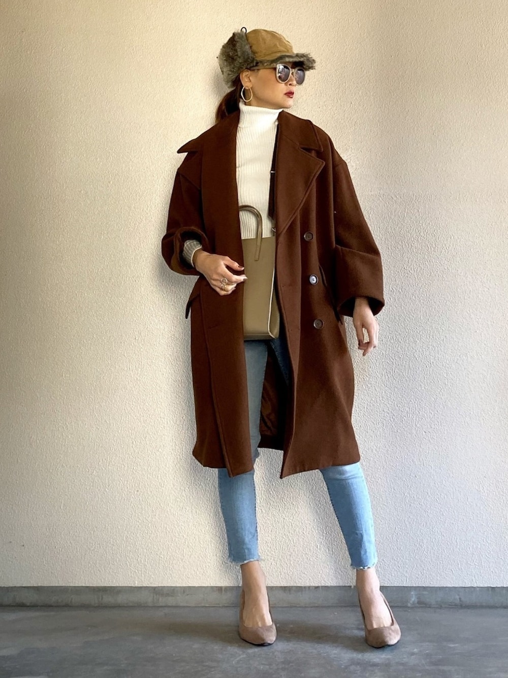 「大人カジュアル、コクーンシルエット、スキニーデニム、タートルネック、フライトキャップ、コート、ootd、outfit」｜「Emma Taylorの【STYLEBAR】ビッグシルエットピーコート（チェスターコート、ブラウン系）」を使った、Yukieさん（レディース・166cm）の冬コーディネートの1枚目の写真