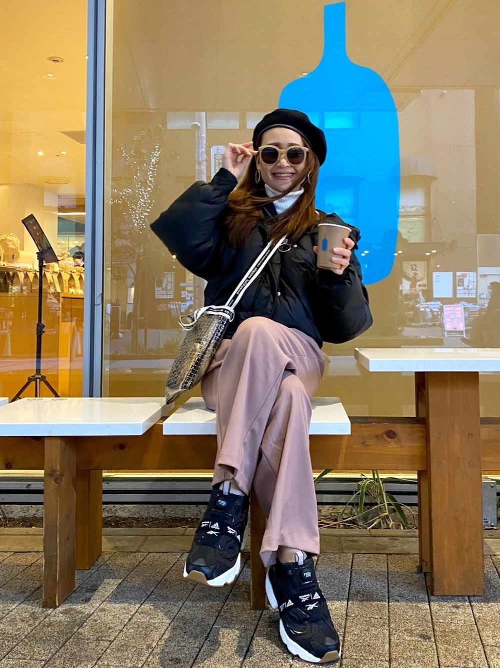 「ダウンジャケット、ワイドパンツ、休日スタイル、ベレー帽、モノトーン、ダスティピンク、ootd、outfit」｜「IENKI IENKIのIENKI IENKI / イエンキイエンキ：SHORT PUFFER JACKET：ST-PF-JKT[ANN]（ダウンジャケット/コート、ブラック系）」を使った、Yukieさん（レディース・166cm）の冬コーディネートの1枚目の写真