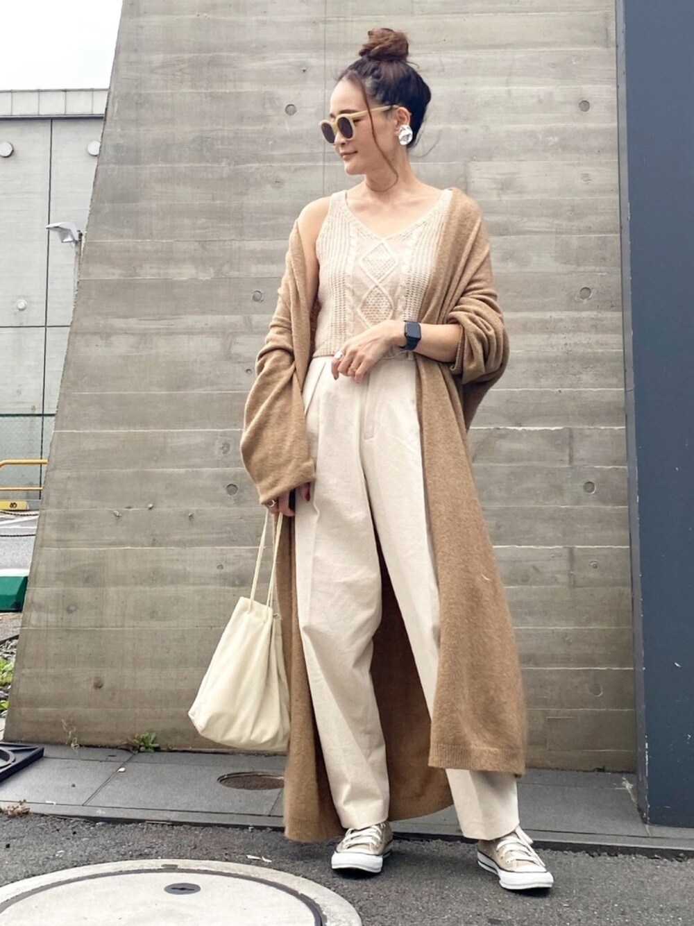 「ワントーンコーデ、ベージュコーデ、大人カジュアル、コンバース、スニーカー、カーディガン、ストリート、淡色コーデ」｜「STUNNING LUREのアイテム（ジャケット/アウター、ベージュ系）」を使った、Yukieさん（レディース・166cm）の秋コーディネートの1枚目の写真