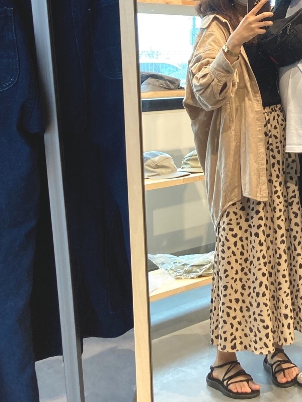「AZUL by moussyの切り替えビッグSH（シャツ/ブラウス、ベージュ系）」を使った、srg*さん（レディース・156cm）の夏コーディネートの1枚目の写真