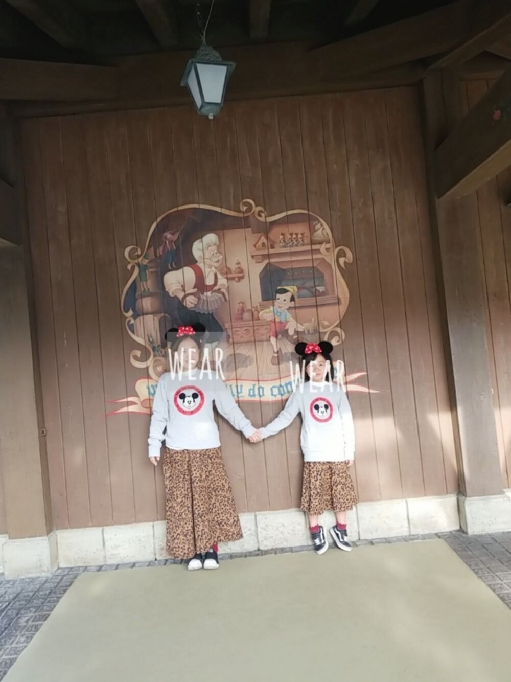 「Disneyland、ディズニーコーデ、秋服、親子リンク、おそろいコーデ、ひょう柄、ミッキースウェット」｜「adidas Originalsのadidas Originals （アディダス　オリジナルス）SUPER STAR SLIPON（スリッポン、ホワイト系）」を使った、MINIさん（キッズ・125cm）の冬コーディネートの1枚目の写真