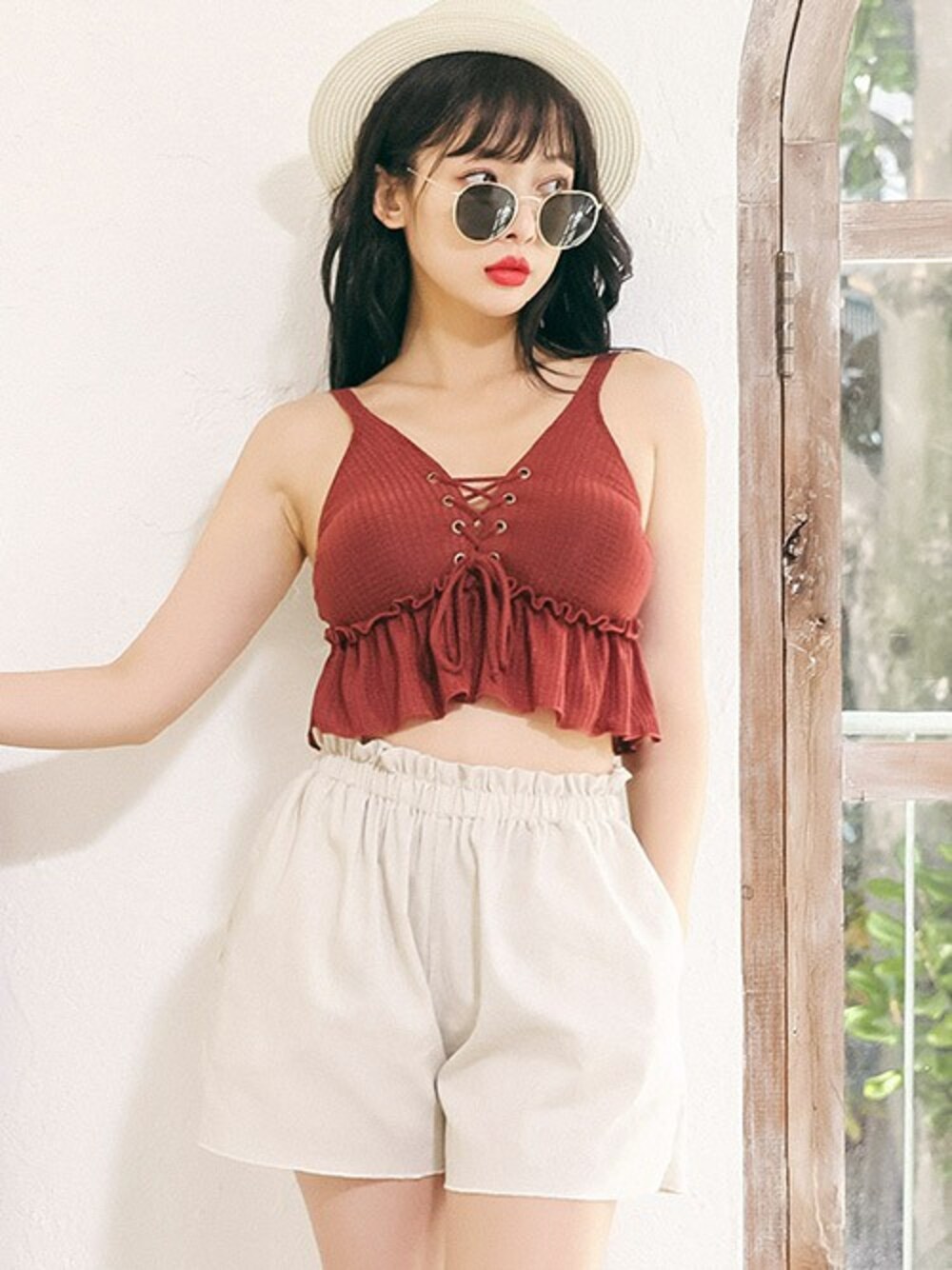 ブラウン系の水着を着用したレディースの冬コーディネートの1枚目の写真